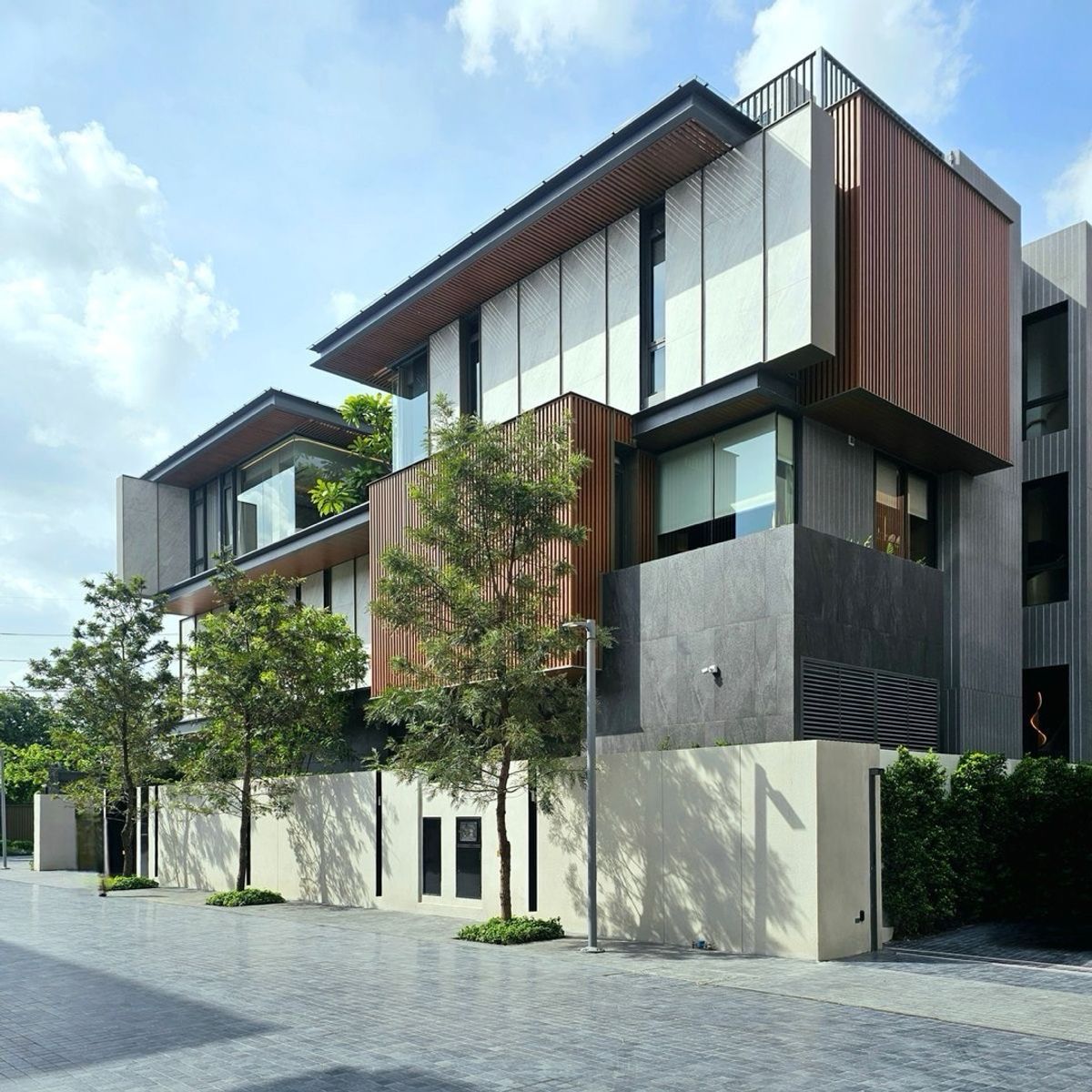 For SaleHouseBang Sue, Wong Sawang, Tao Pun : 📍Sonle Residences (Sunle Residence), 3-story luxury detached house on Ratchadaphisek Road, near MRT Wongsawang, only 5 units. Contact 086-795-9997 (JIM).