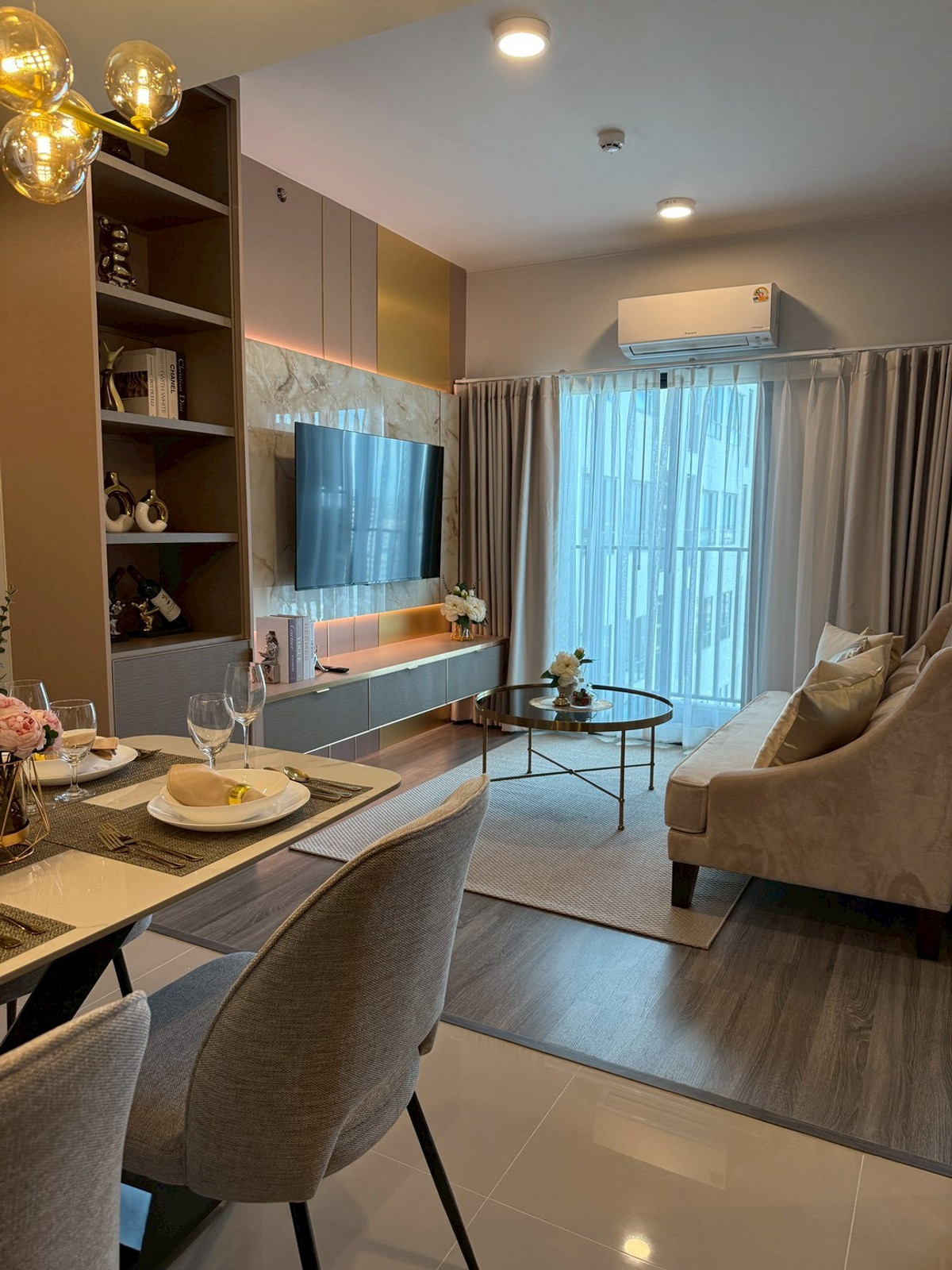 สวยตาแตก ห้องตำแหน่งแรร์ 1 ชั้นมีแค่ 1 ห้องเท่านั้น ห้องมุมไม่ติดห้องใคร ใกล้สายสีเหลืองและเดอะมอลล์บางกะปิ Loading...