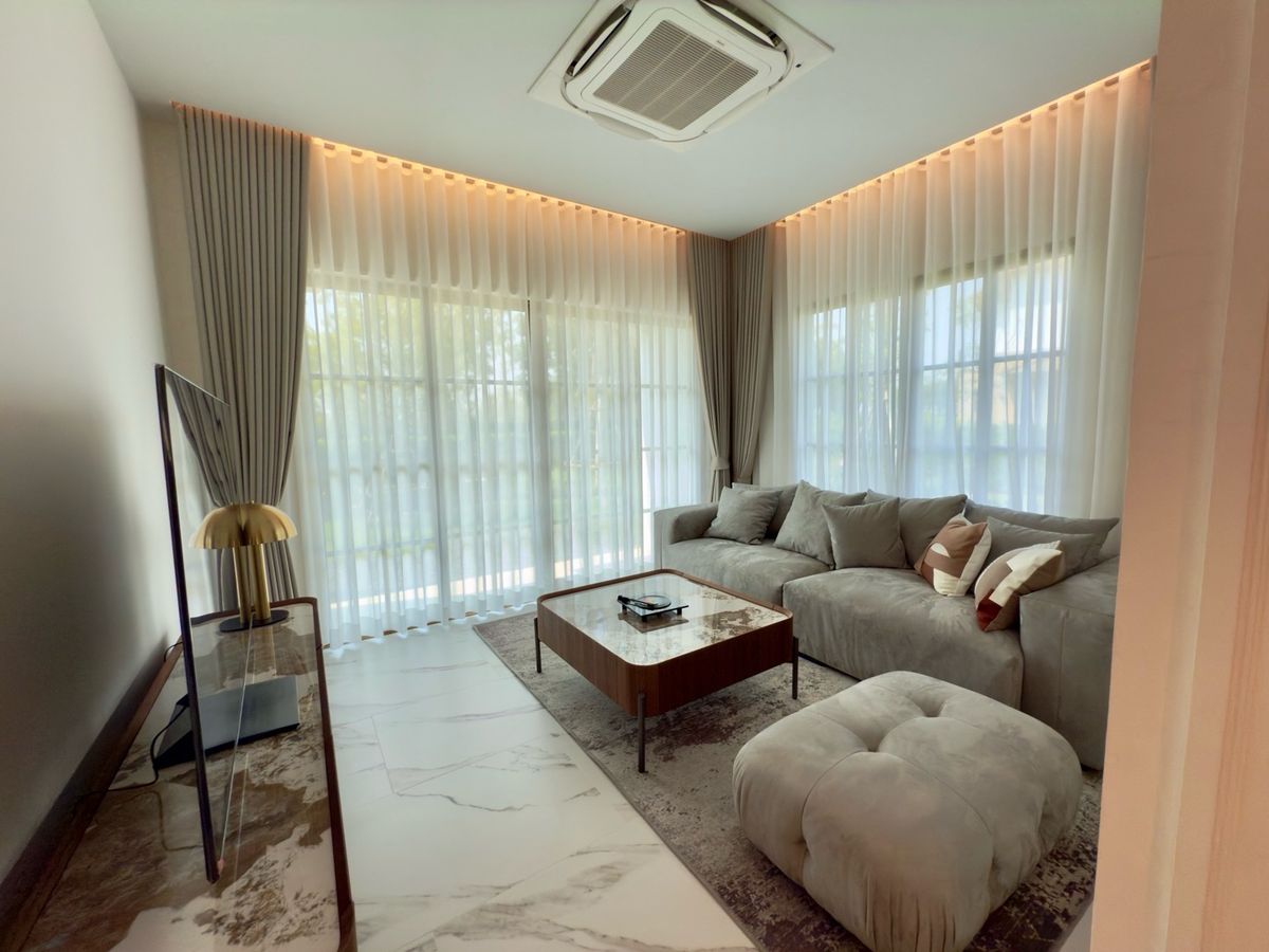 For SaleHousePathum Thani,Rangsit, Thammasat : Reignwood Park Project, Sereno Residence 5 BED 4 Bath, only 42 MB. Contact 086-795-9997.