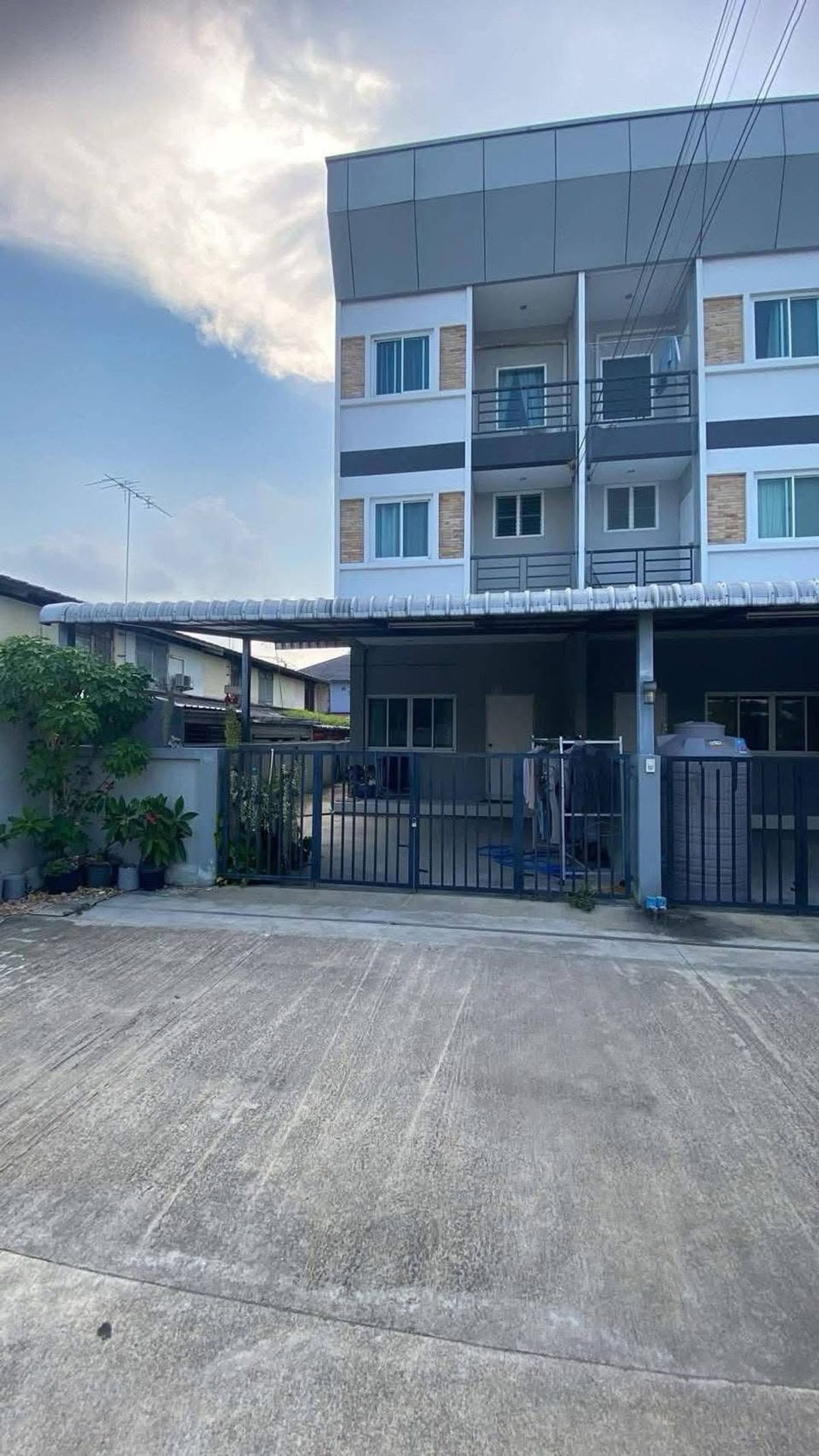 ให้เช่าทาวน์โฮมพัฒนาการ ศรีนครินทร์ : ให้เช่าทาว์โฮม หมู่บ้านนักกีฬาแหลมทอง1​ ใกล้ The mall บางกะปิ, Airport link บ้านทับช้าง 