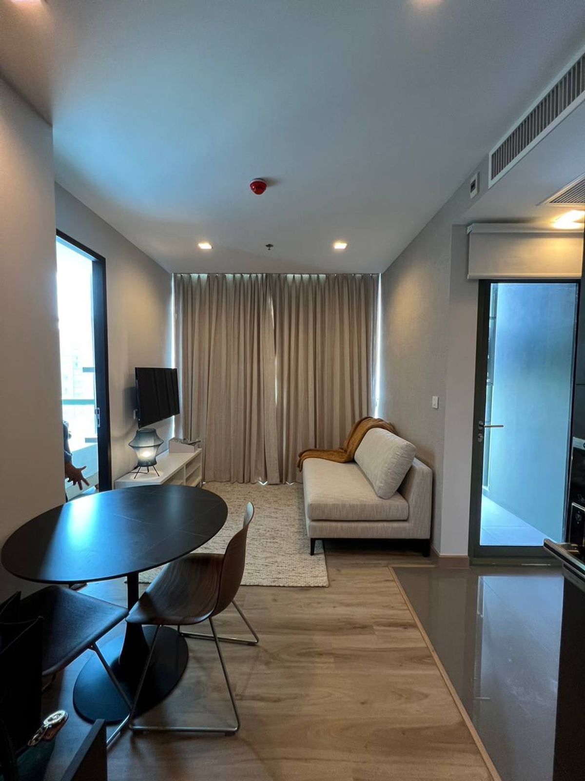 ให้เช่าคอนโดราชเทวี พญาไท : Wish Signature Midtown Siam 1【𝐑𝐄𝐍𝐓】🔥ฟีลอบอุ่นในห้องหรู ให้ความรู้สึกผ่อนคลายและเป็นส่วนตัว🔥  ติดต่อไลน์ไอดี: @hacondo