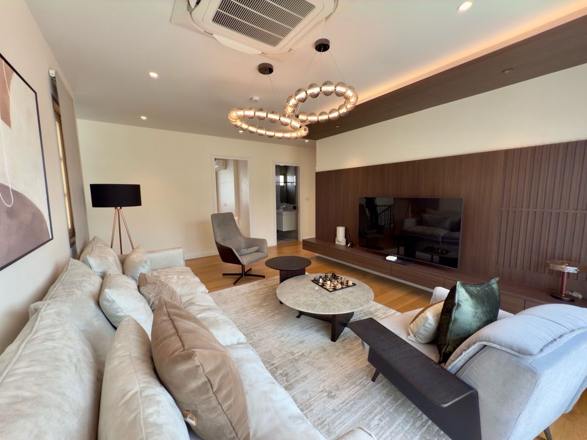 For SaleHousePathum Thani,Rangsit, Thammasat : Reignwood Park Project, Sereno Residence 5 BED 4 Bath, only 42 MB. Contact 086-795-9997.