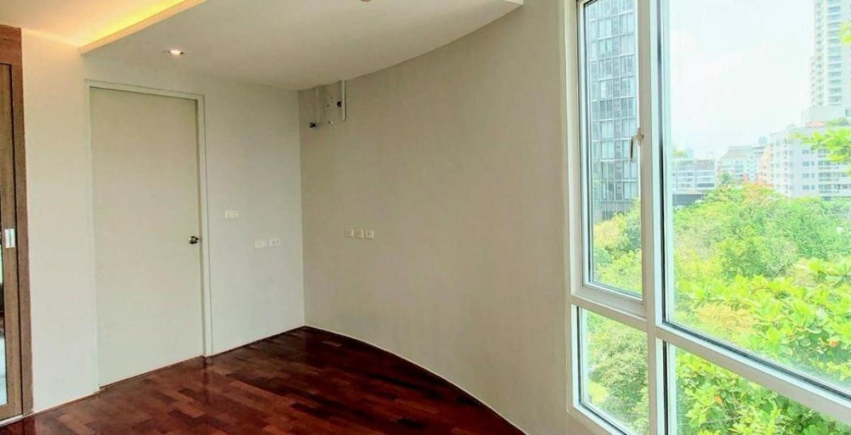 For SaleCondoSukhumvit, Asoke, Thonglor : For Sale Condo , Beverly 33 , Duplex , nice view , high floor , corner unit , wide frontage , newly renovated , BTS-Phrom Phong , Khlong Toei Nuea , Watthana , Bangkok , CX-125989