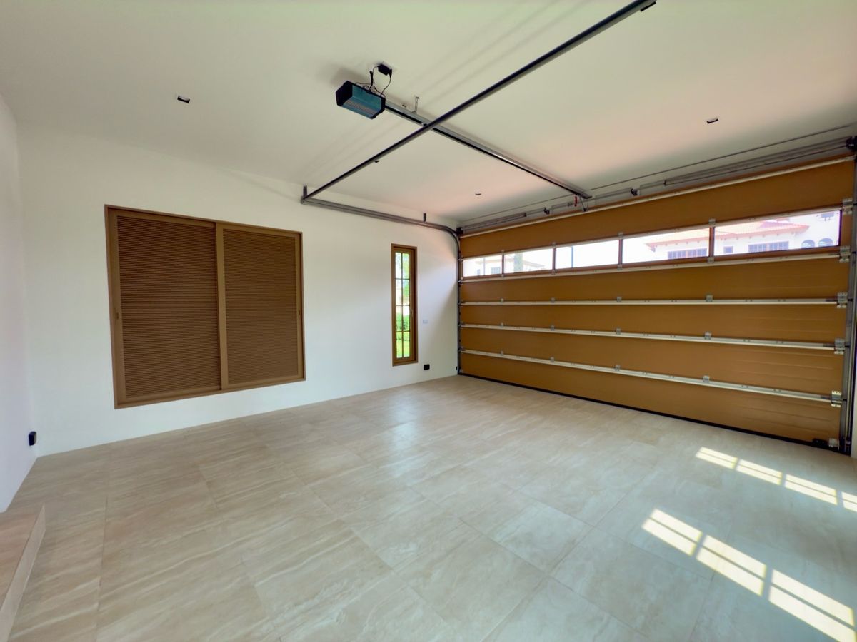 For SaleHousePathum Thani,Rangsit, Thammasat : Reignwood Park Project, Sereno Residence 5 BED 4 Bath, only 42 MB. Contact 086-795-9997.