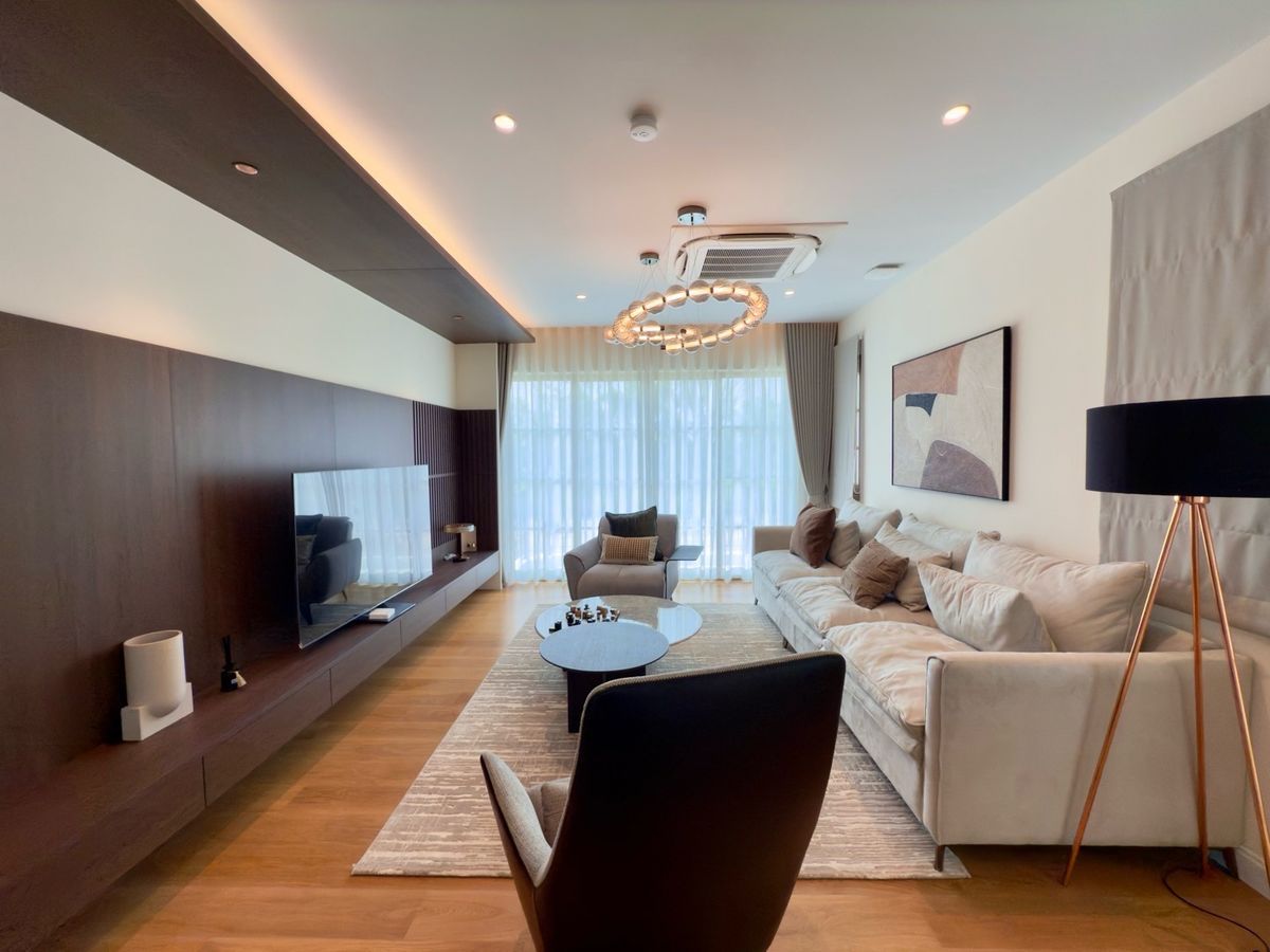 For SaleHousePathum Thani,Rangsit, Thammasat : Reignwood Park Project, Sereno Residence 5 BED 4 Bath, only 42 MB. Contact 086-795-9997.