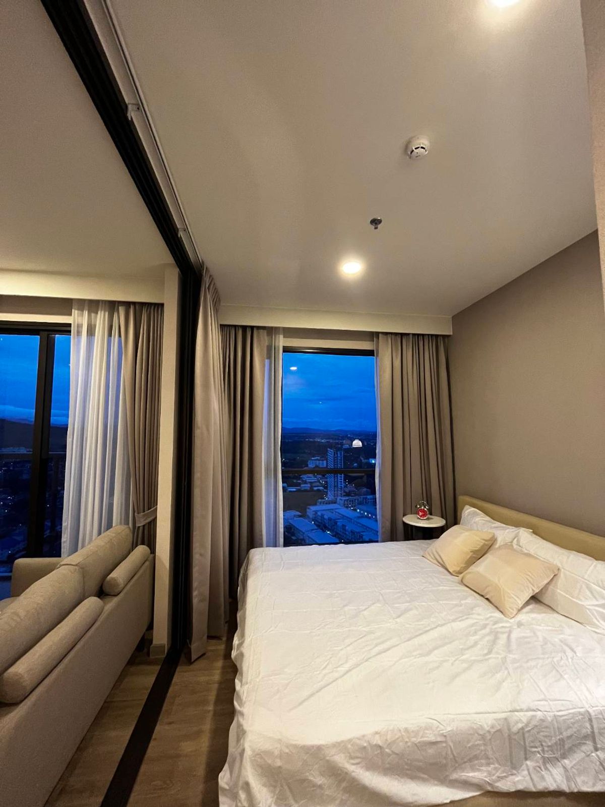 For RentCondoSriracha Laem Chabang Ban Bueng : Rent Keen Centre Sriracha, Keine Center, Sriracha area 35 square meters, studio, 28th floor