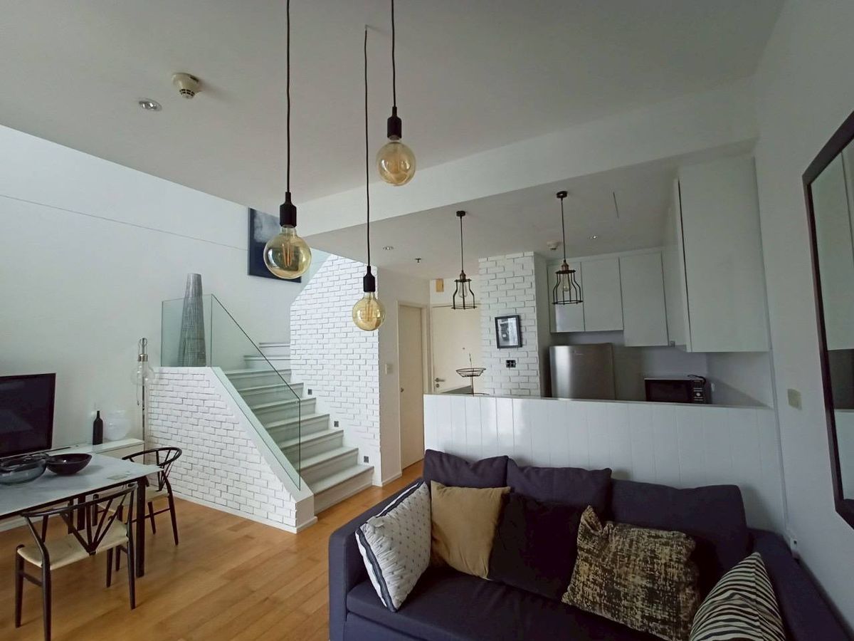 ให้เช่าคอนโดราชเทวี พญาไท : Villa Rachatewi【𝐑𝐄𝐍𝐓】🔥Less is More เรียบง่ายแต่ครบครันในทุกฟังก์ชัน พื้นไม้สวยตัดกับเฟอร์ดำอย่างลงตัว🔥  ติดต่อไลน์ไอดี: @hacondo