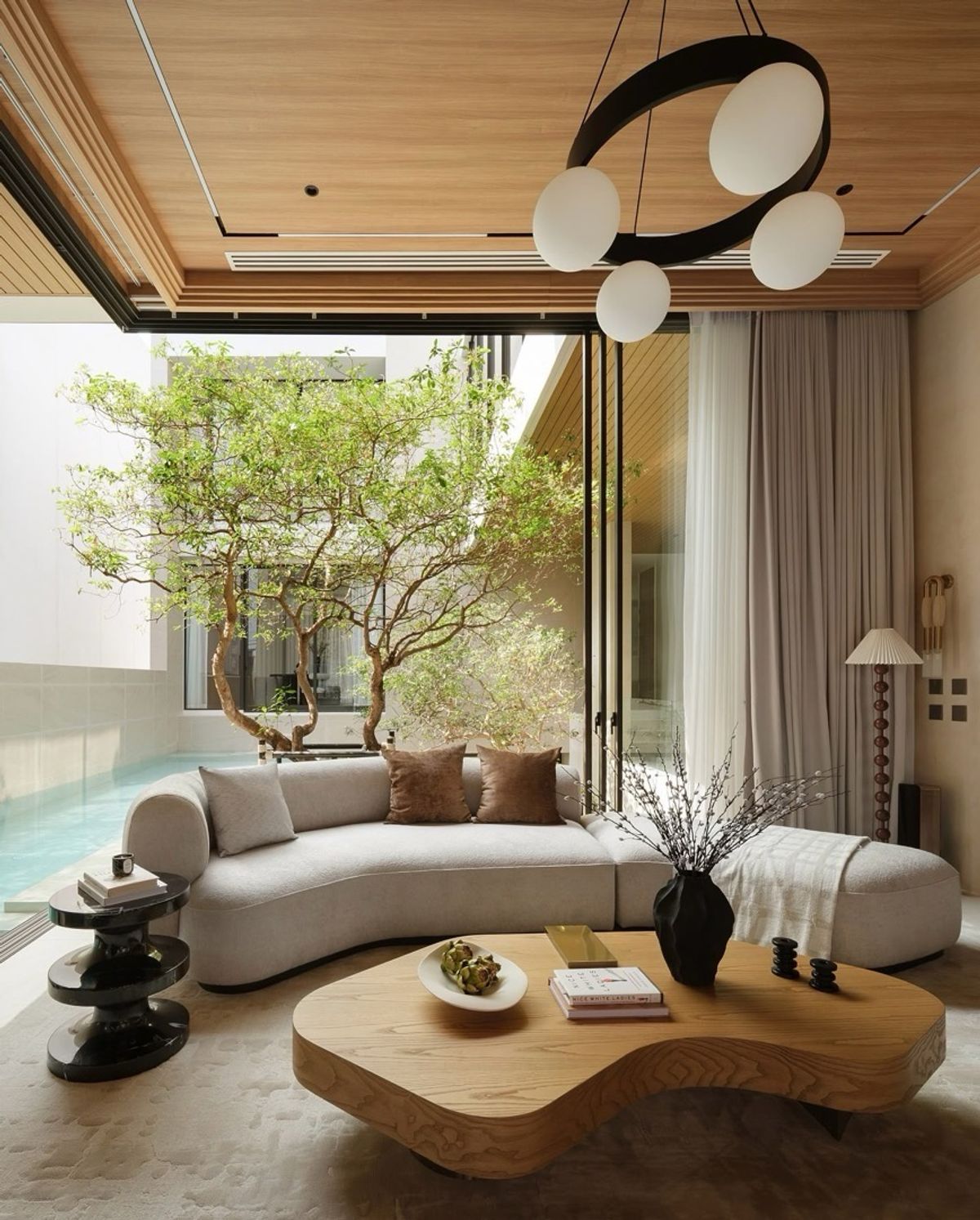ขายบ้านเลียบทางด่วนรามอินทรา : 📍ELIVA Private Residences (เอลิวา ไพรเวท เรสซิเดนซ์) บ้านเดี่ยวหรู 3 ชั้นสไตล์ Mid Century Modern เป็นส่วนตัวเพียง 4 ยูนิต ใกล้ Central EastVille 