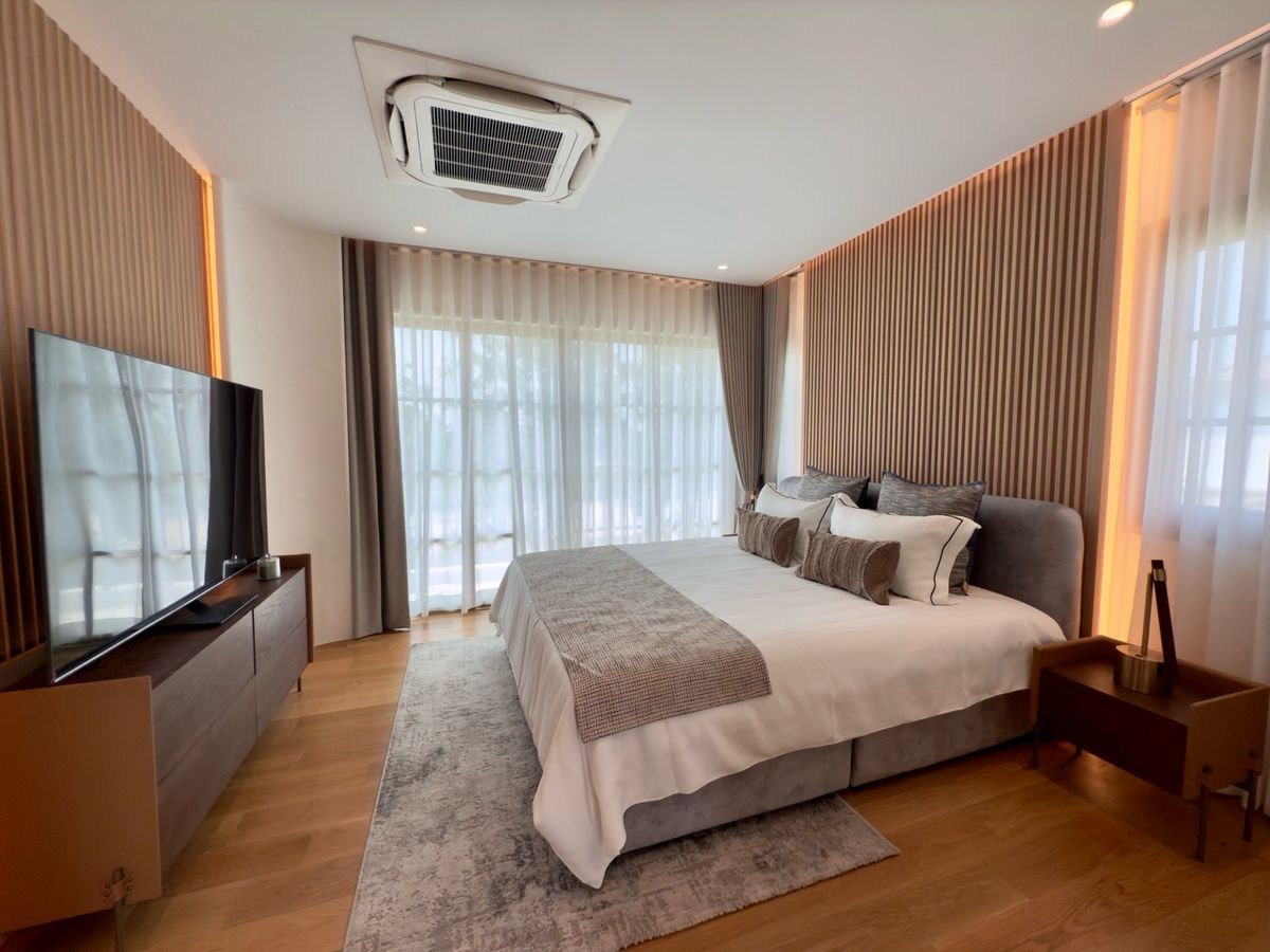 For SaleHousePathum Thani,Rangsit, Thammasat : Reignwood Park Project, Sereno Residence 5 BED 4 Bath, only 42 MB. Contact 086-795-9997.