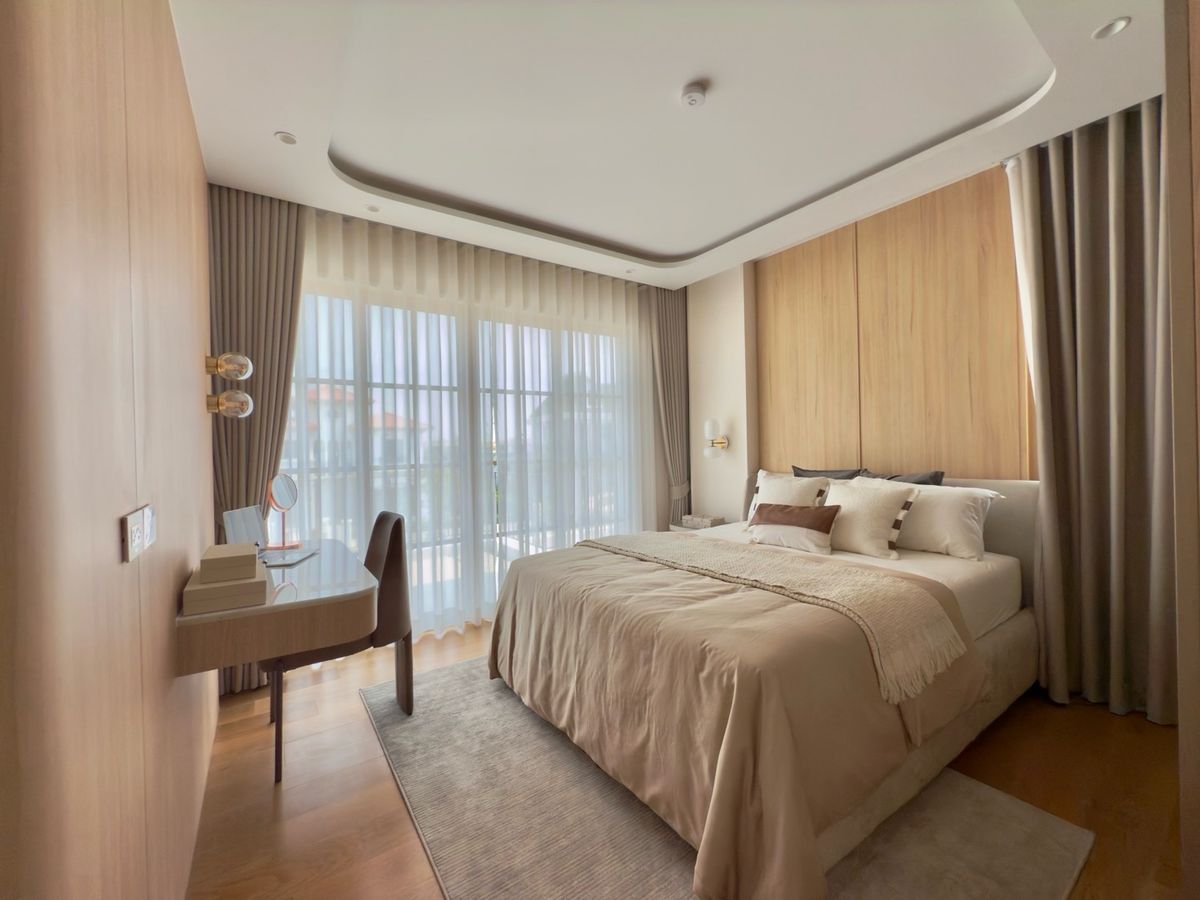 For SaleHousePathum Thani,Rangsit, Thammasat : Reignwood Park Project, Sereno Residence 5 BED 4 Bath, only 42 MB. Contact 086-795-9997.