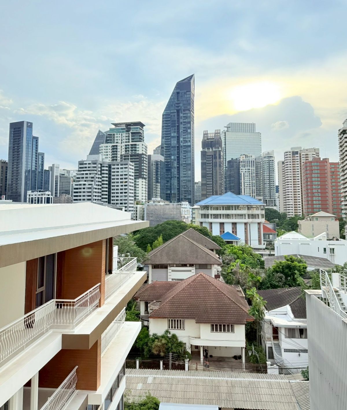 ให้เช่าคอนโดสุขุมวิท อโศก ทองหล่อ : ปล่อยเช่า size 51 sqm. ใกล้ Em district อปก ไฟฟ้าใหม่ ครัวปิด วิวไม่บล็อก