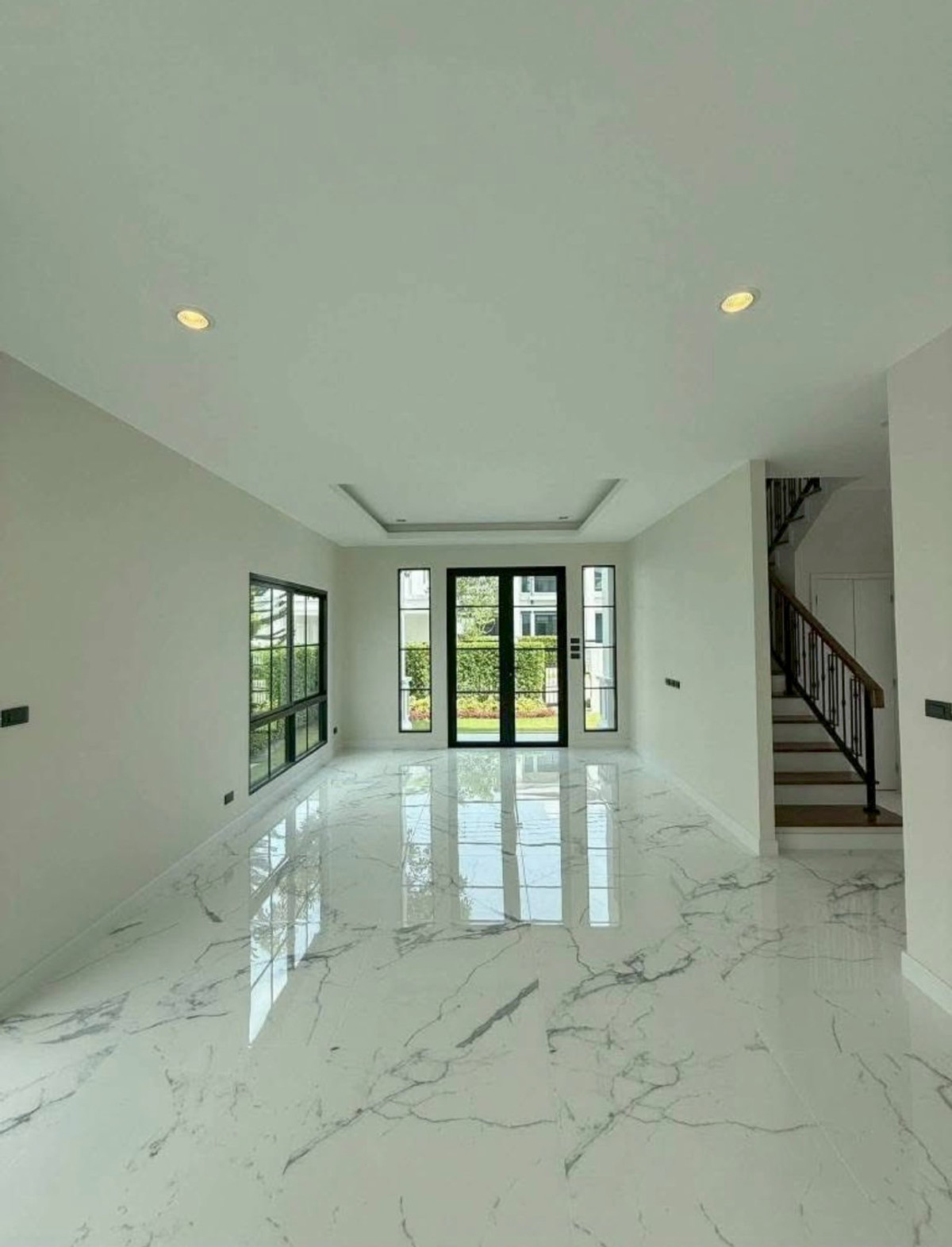 บ้านใหม่ มือหนึ่ง ที่ดิน 100 ตารางวา หน้ากว้างมาก  ใกล้สนามบินสุวรรณภูมิ มหาวิทยาลัย โรงพยาบาล มอเตอร์เวย์ รถไฟฟ้า ใกล้ถนนตัดใหม่กรุงเทพกรีฑา จุดขึ้นลงทางด่วนสายใหม่ คอมมูนิตี้มอล์ {เจ้าของขายเอง} Loading...