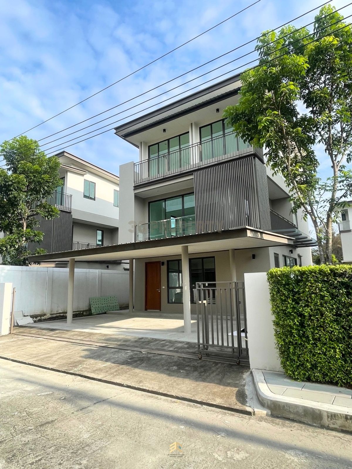 ขายบ้านลาดกระบัง สุวรรณภูมิ : ราคาถูกกว่าโครงการ‼️บ้านเดี่ยว 3 ชั้น ทำเลสวนหลวง-พัฒนาการ 🔥พิเศษ 8.39 ลบ.🔥 จอดรถได้ 3 คัน