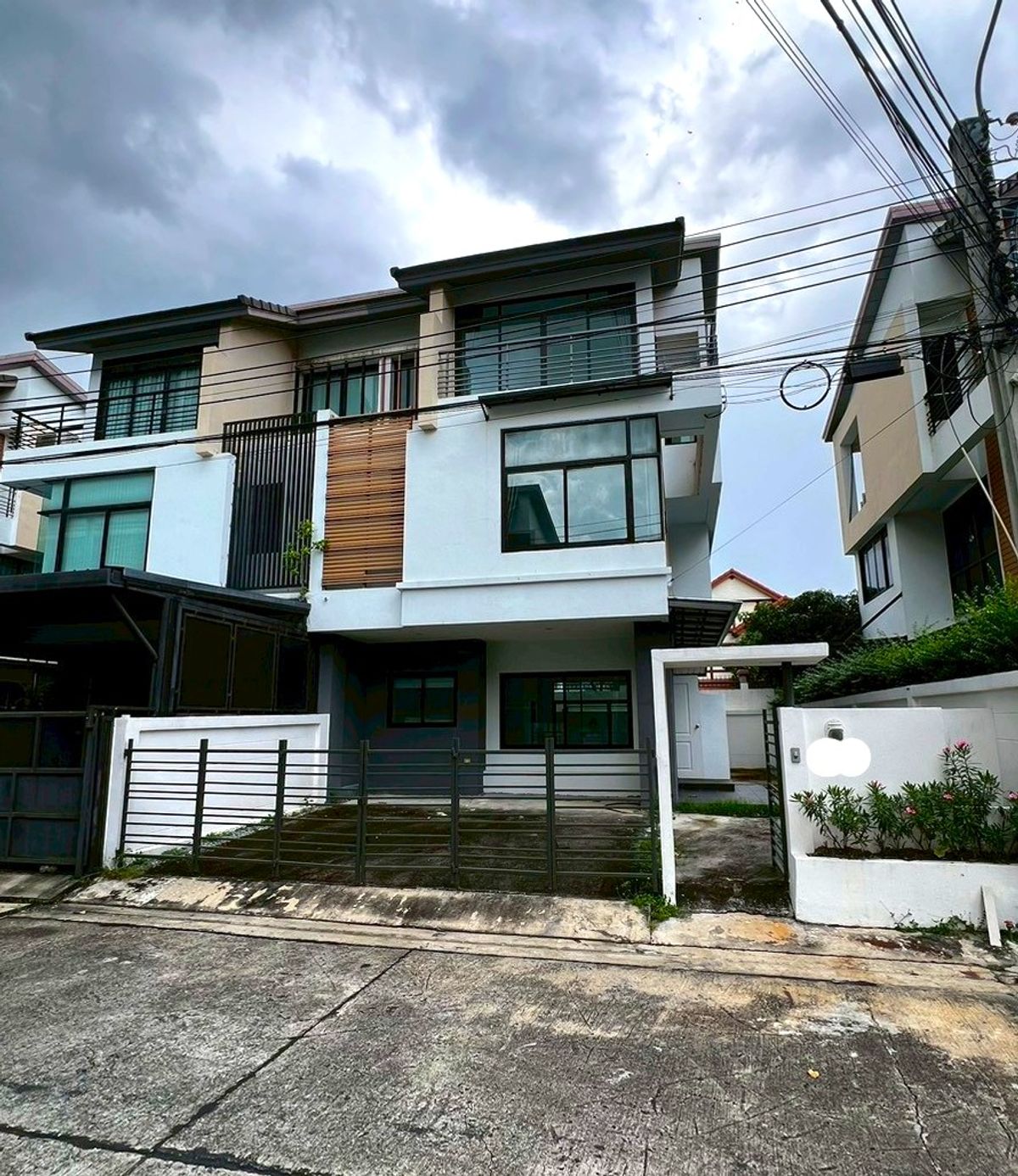 For RentRama5, Ratchapruek, Bangkruai : house can make office and company registration with 9-meter frontage, located on Ratchaphruek Road. 5 bedrooms