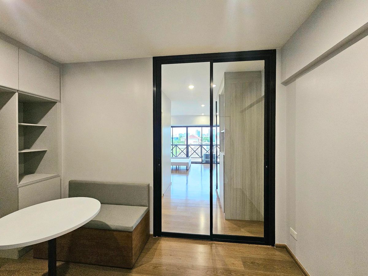 ขายคอนโดรามคำแหง หัวหมาก : คอนโดขนาด 30+ ใกล้มหาวิทยาลัยรามคำแหง ผ่อนเริ่มต้น 8,500 บาท ฟรีเฟอร์ เครื่องใช้ไฟฟ้า 4 อย่าง เข้าถึงถนนเส้นสำคัญเลียบด่วนรามอินทรา - รามคำแหง- พระราม9