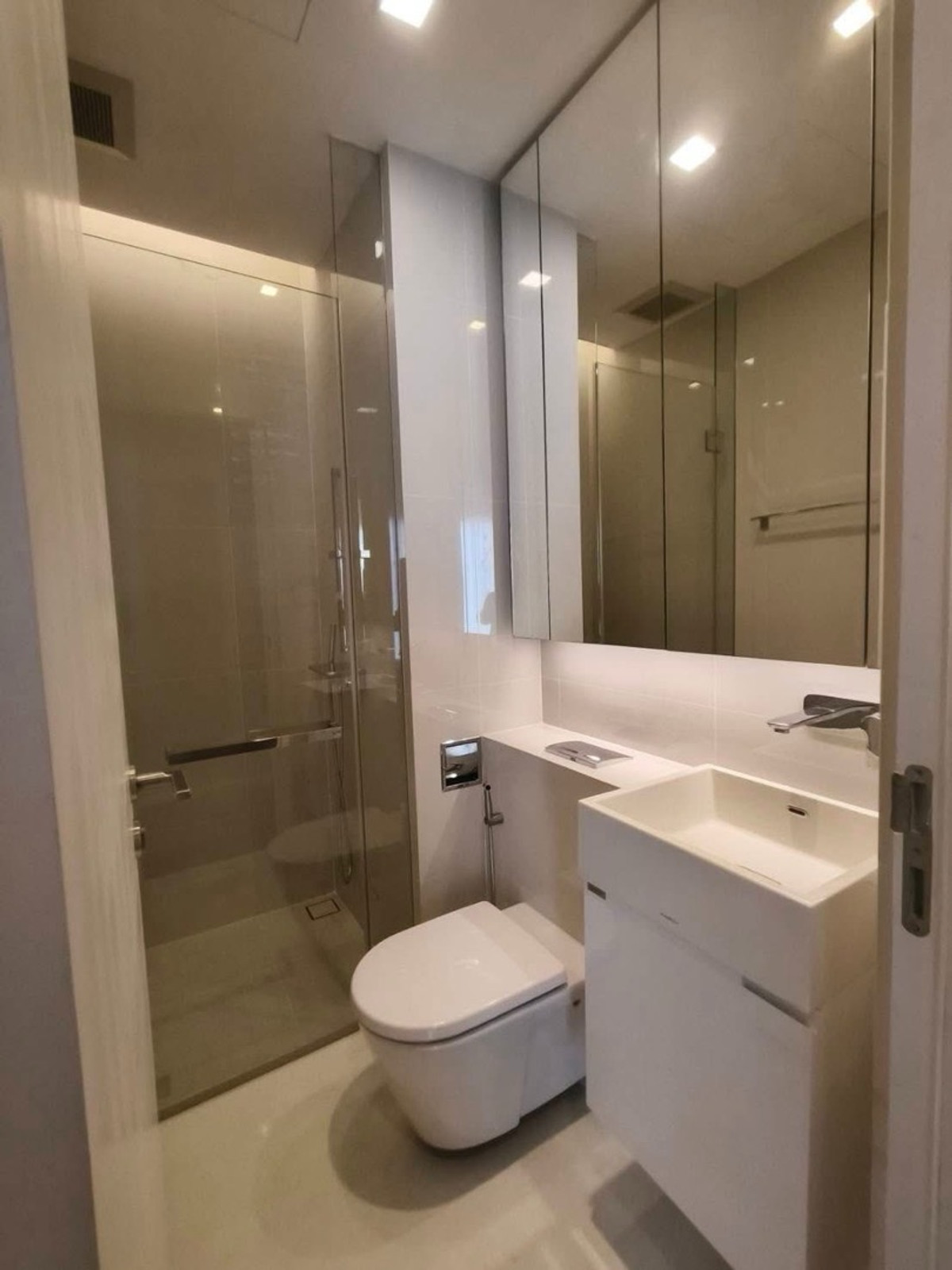 ให้เช่าคอนโดลาดพร้าว เซ็นทรัลลาดพร้าว : ให้เช่า คอนโด  The Saint Residences ห้าแยกลาดพร้าว
 ขนาด 57  ตร.ม 2นอน 2น้ำ
 ราคา  28,000/เดือน