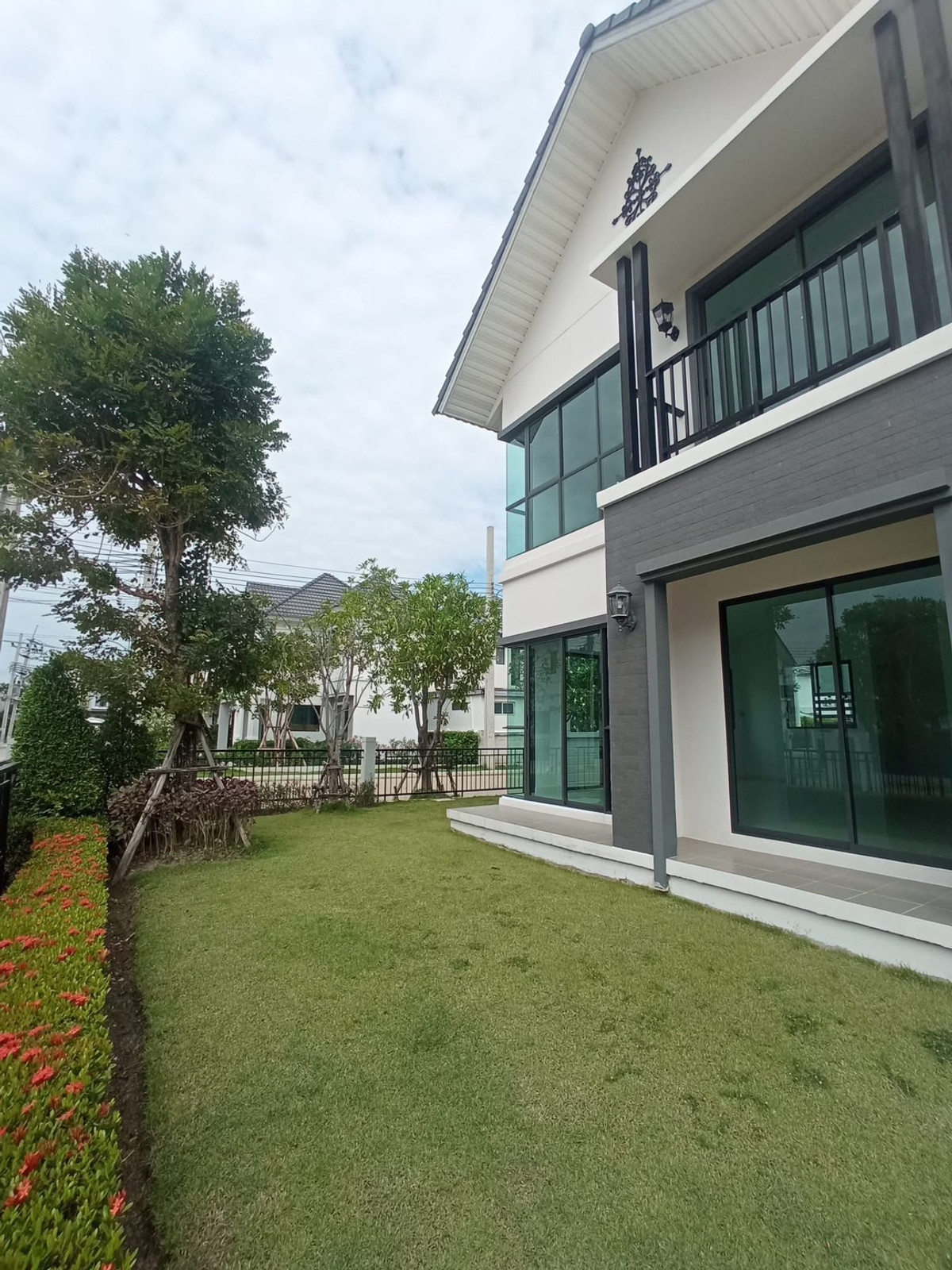 ขายบ้านมีนบุรี-ร่มเกล้า : บ้านใหม่ มือหนึ่ง ที่ดิน 100 ตารางวา หน้ากว้างมาก  ใกล้สนามบินสุวรรณภูมิ มหาวิทยาลัย โรงพยาบาล มอเตอร์เวย์ รถไฟฟ้า ใกล้ถนนตัดใหม่กรุงเทพกรีฑา จุดขึ้นลงทางด่วนสายใหม่ คอมมูนิตี้มอล์ {เจ้าของขายเอง}