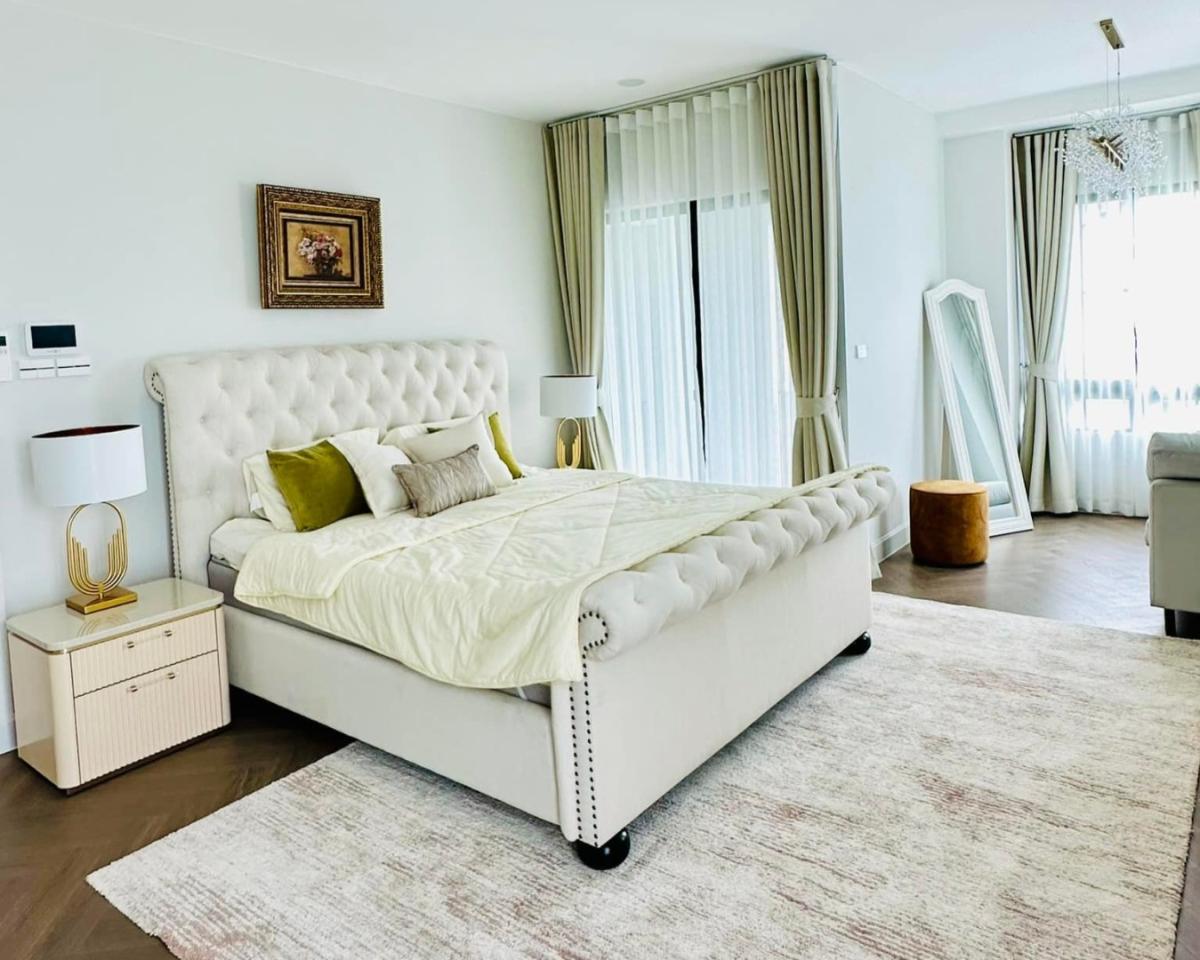 For SaleHousePattanakan, Srinakarin : 🔥Urgent Sale + 🔥Nantawan Rama 9 - New Krungthep Kreetha Intersection, near the Sirat Expressway entrance and exit, near the Kanchanaphisek Ring Road, fully furnished, ready to move in.