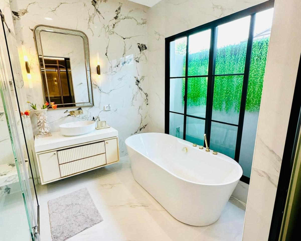 For SaleHousePattanakan, Srinakarin : 🔥Urgent Sale + 🔥Nantawan Rama 9 - New Krungthep Kreetha Intersection, near the Sirat Expressway entrance and exit, near the Kanchanaphisek Ring Road, fully furnished, ready to move in.