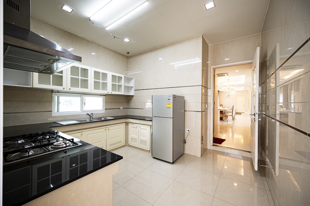 ขายบ้านบางนา แบริ่ง ลาซาล : 🔥ขายด่วน + 🔥นาราสิริ บางนา ใกล้ Mega บางนา และสนามบินสุวรรณภูมิ เฟอร์นิเจอร์ครบ พร้อมเข้าอยู่