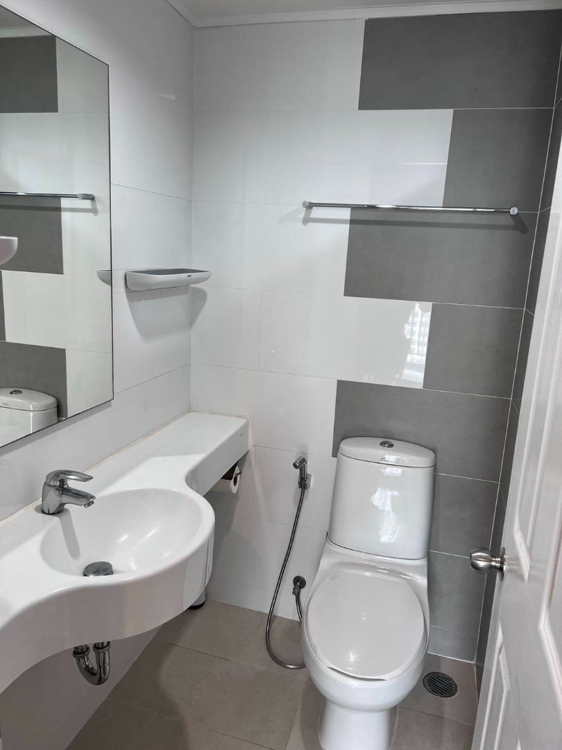 For RentCondoKhlongtoei, Kluaynamthai : 🔥Urgent Rent🔥 Lumpini Place Rama 4, fully furnished and equipped, near MRT Queen Sirikit National Convention Center and BTS Ekkamai.