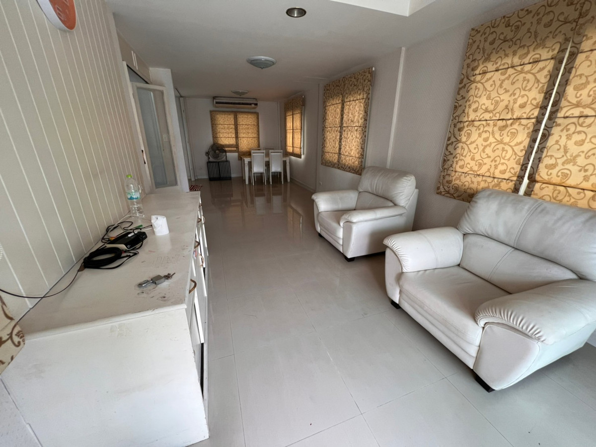 For RentHouseChaengwatana, Muangthong : house near Muang Thong Thani, 1 minute to Impact Arena, 5 minutes to Government Complex.