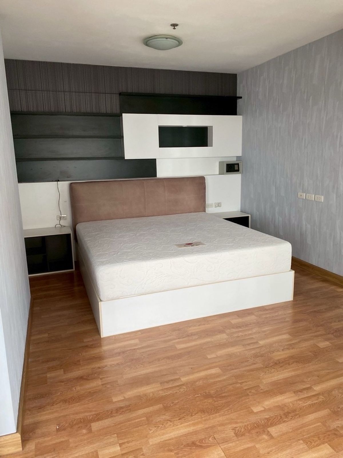 ให้เช่าคอนโดราษฎร์บูรณะ สุขสวัสดิ์ : 🌸📢For rent IVY River
1 bedroom 2 bathroom 1 living room 🏢🔥