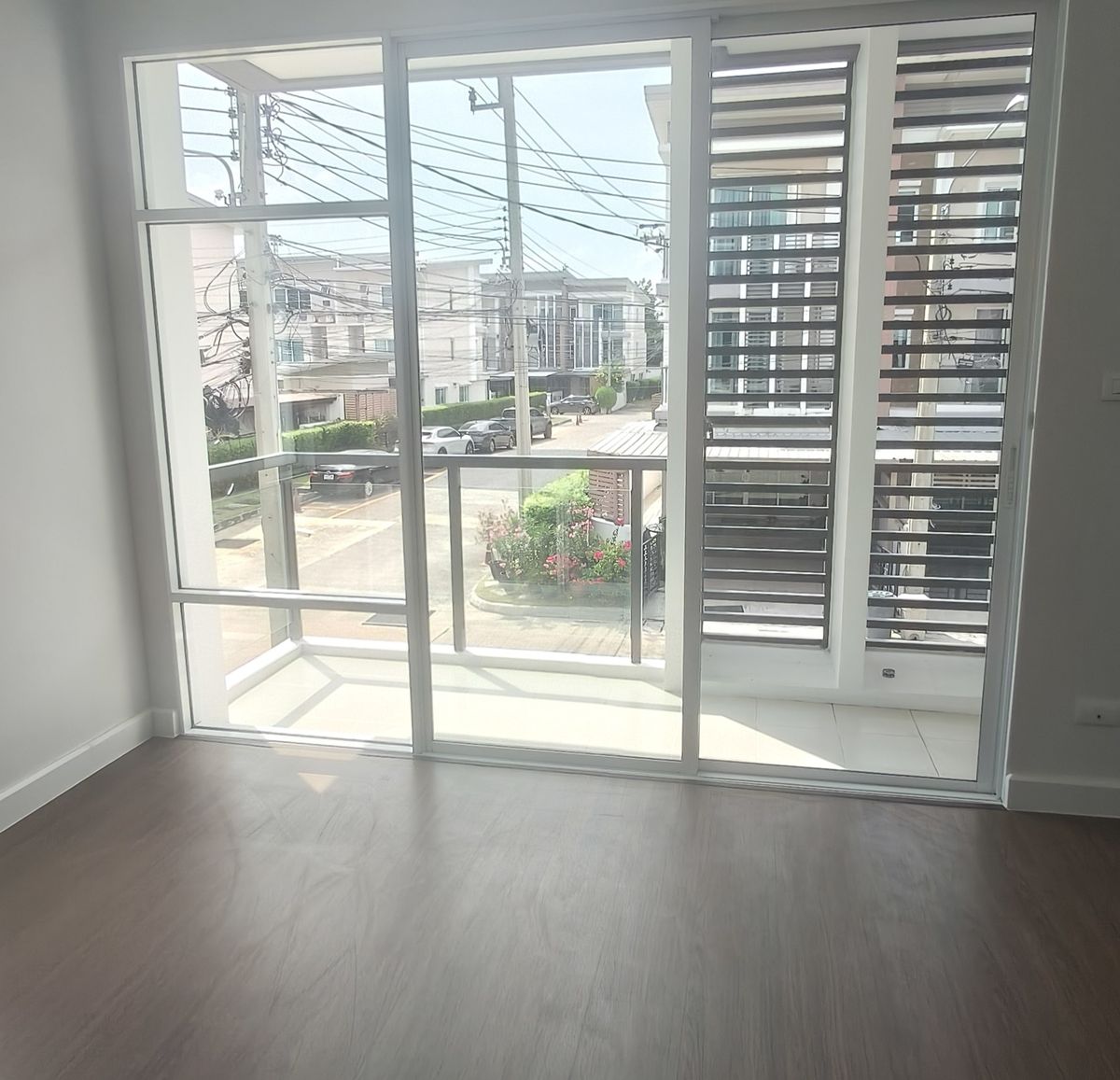 ขายทาวน์โฮมวิภาวดี ดอนเมือง หลักสี่ : บ้านหลังมุม ลดราคาพร้อมจบ ทาวน์ อเวนิว ซิกซ์ตี้ วิภาวดี 60 