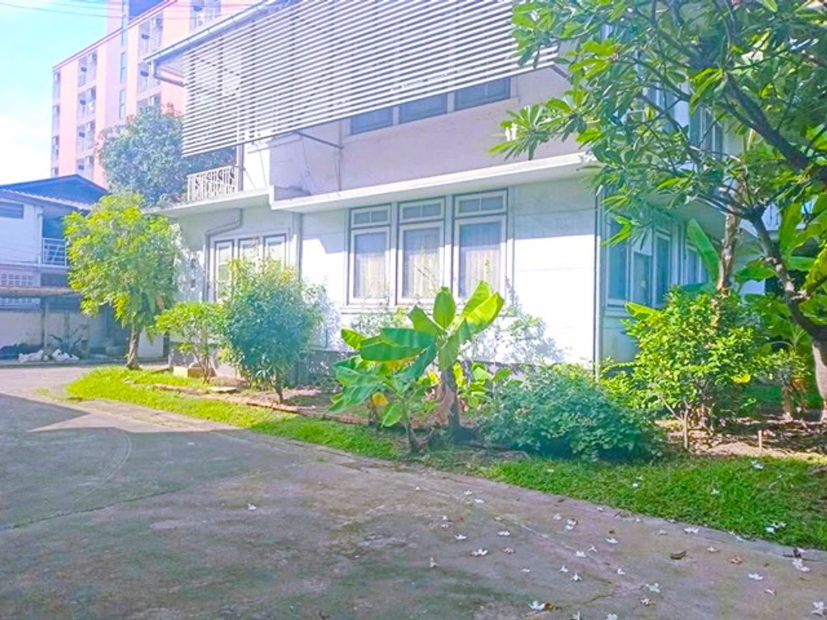 For RentHouseRama9, Petchburi, RCA : MRT Lumphini 1.1 km.Khlong Toei Market 1.1 km. 2-story detached house for rent 120 sq.wa. 386 sq.m.