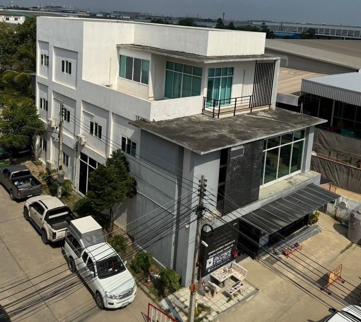 For RentOfficePattaya, Bangsaen, Chonburi : Urgent ++ Sell - Rental Home Office 3 floors, area 105 sq.w., more than 500 square meters of living space