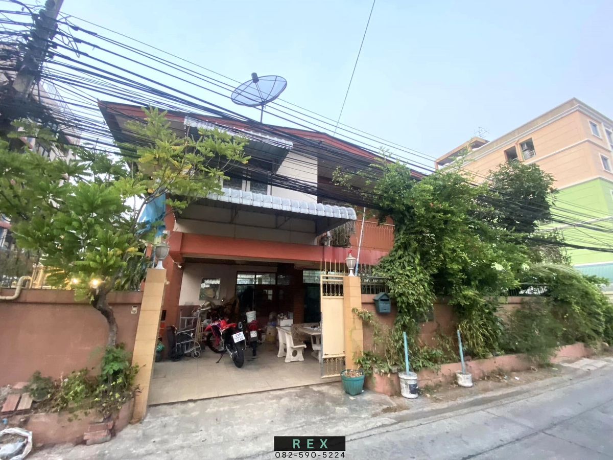 For SaleLandRatchadapisek, Huaikwang, Suttisan : Land for sale with buildings, Ratchada Sutthisan, Huai Khwang, size 84 sq.w., near MRT Sutthisan and MRT Huai Khwang