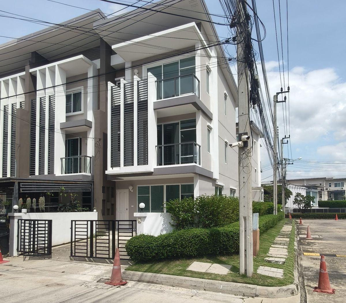 ขายทาวน์โฮมวิภาวดี ดอนเมือง หลักสี่ : บ้านหลังมุม ลดราคาพร้อมจบ ทาวน์ อเวนิว ซิกซ์ตี้ วิภาวดี 60 