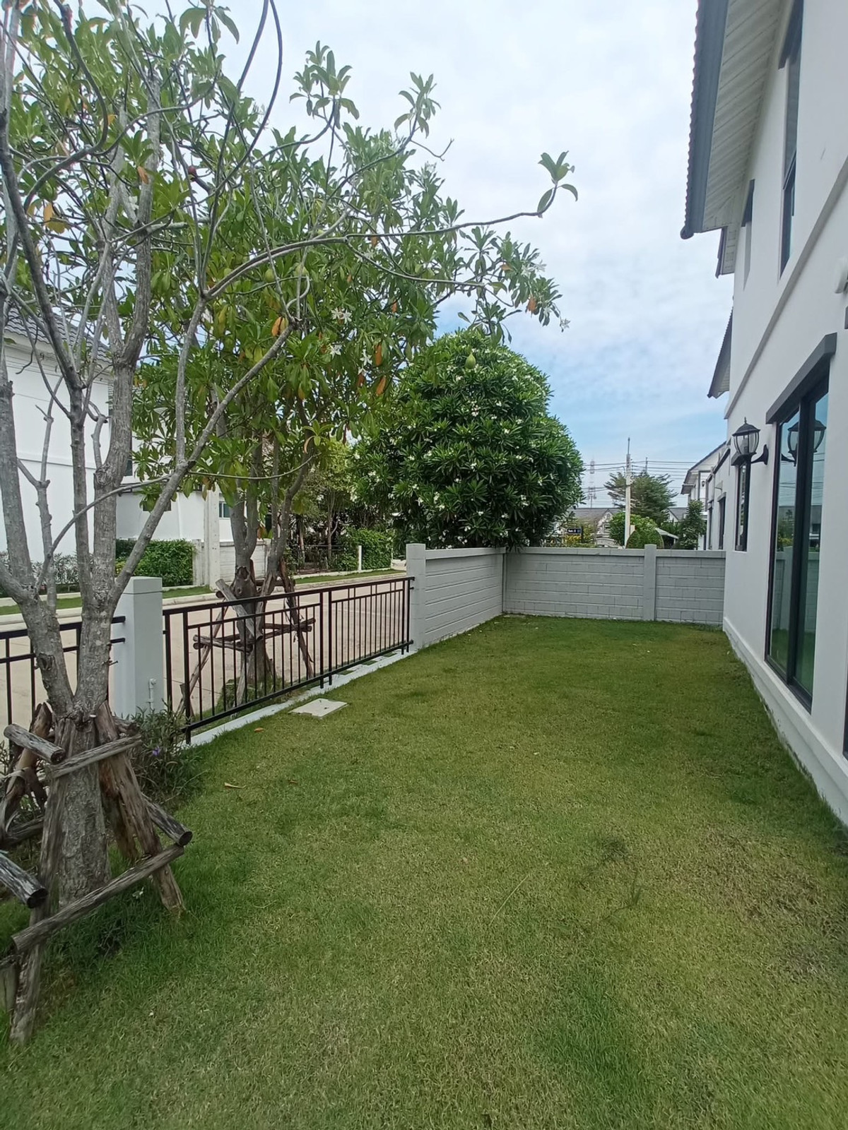 บ้านใหม่ มือหนึ่ง ที่ดิน 100 ตารางวา หน้ากว้างมาก  ใกล้สนามบินสุวรรณภูมิ มหาวิทยาลัย โรงพยาบาล มอเตอร์เวย์ รถไฟฟ้า ใกล้ถนนตัดใหม่กรุงเทพกรีฑา จุดขึ้นลงทางด่วนสายใหม่ คอมมูนิตี้มอล์ {เจ้าของขายเอง} Loading...