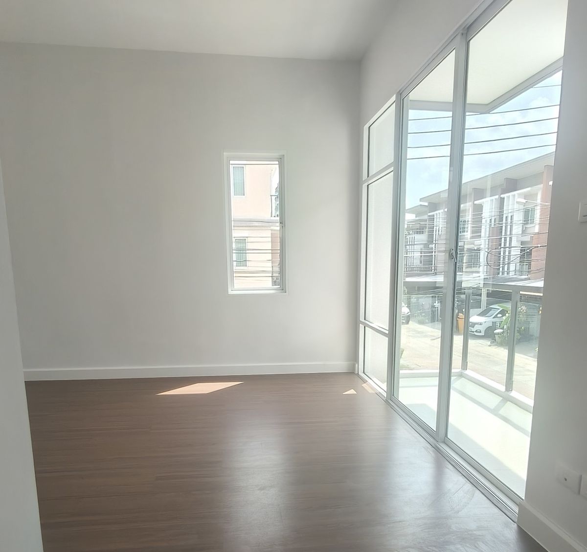 ขายทาวน์โฮมวิภาวดี ดอนเมือง หลักสี่ : บ้านหลังมุม ลดราคาพร้อมจบ ทาวน์ อเวนิว ซิกซ์ตี้ วิภาวดี 60 