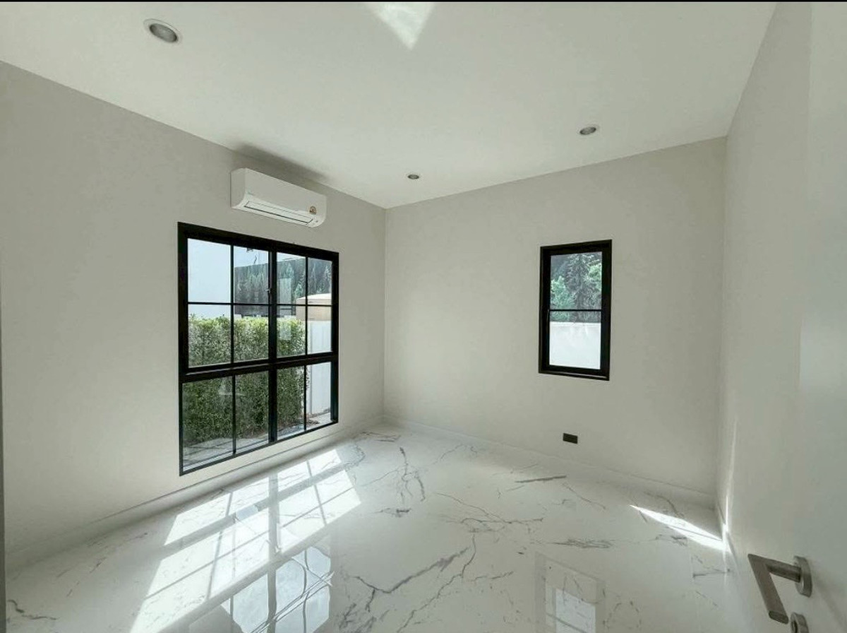 บ้านใหม่ มือหนึ่ง ที่ดิน 100 ตารางวา หน้ากว้างมาก  ใกล้สนามบินสุวรรณภูมิ มหาวิทยาลัย โรงพยาบาล มอเตอร์เวย์ รถไฟฟ้า ใกล้ถนนตัดใหม่กรุงเทพกรีฑา จุดขึ้นลงทางด่วนสายใหม่ คอมมูนิตี้มอล์ {เจ้าของขายเอง} Loading...