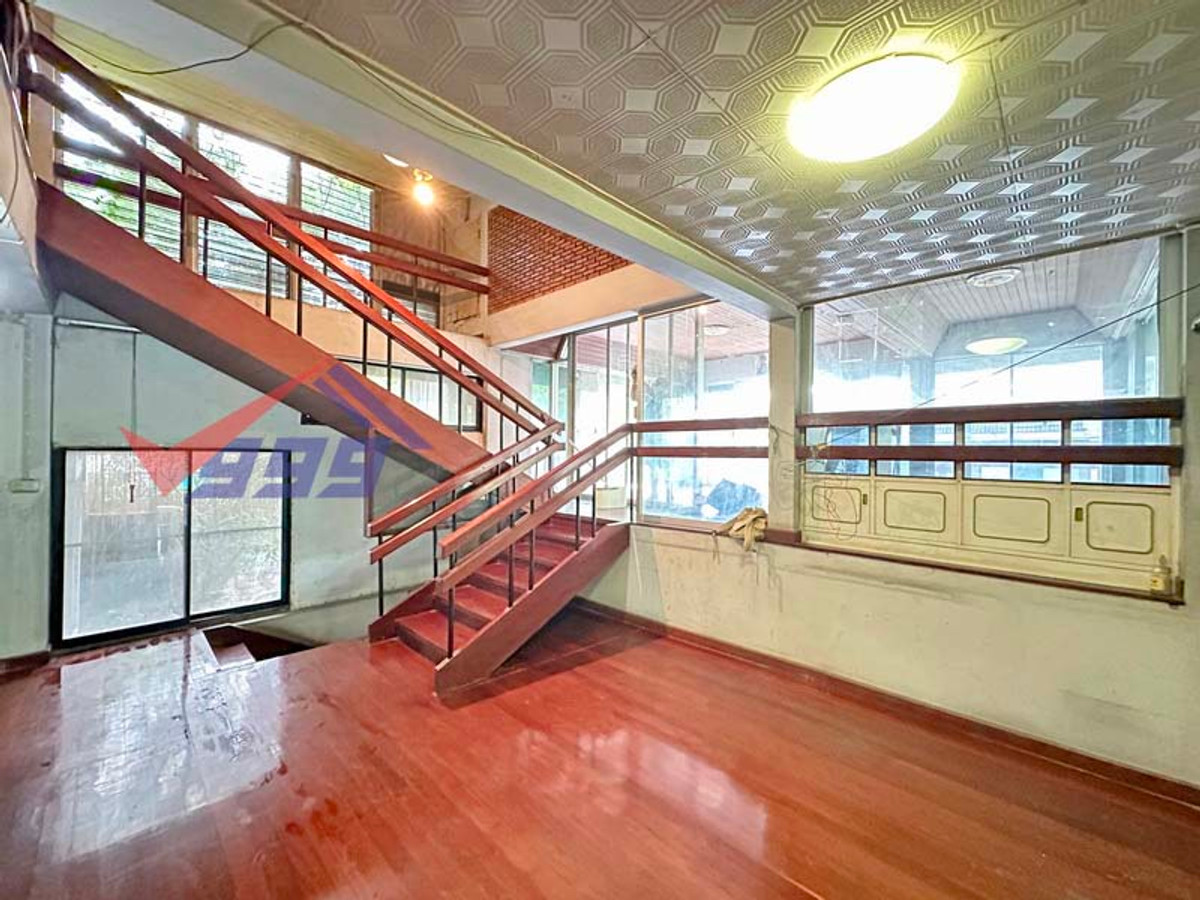 For SaleHouseBang Sue, Wong Sawang, Tao Pun : Land for sale with a house with a 2 -story house with a style near MRT.