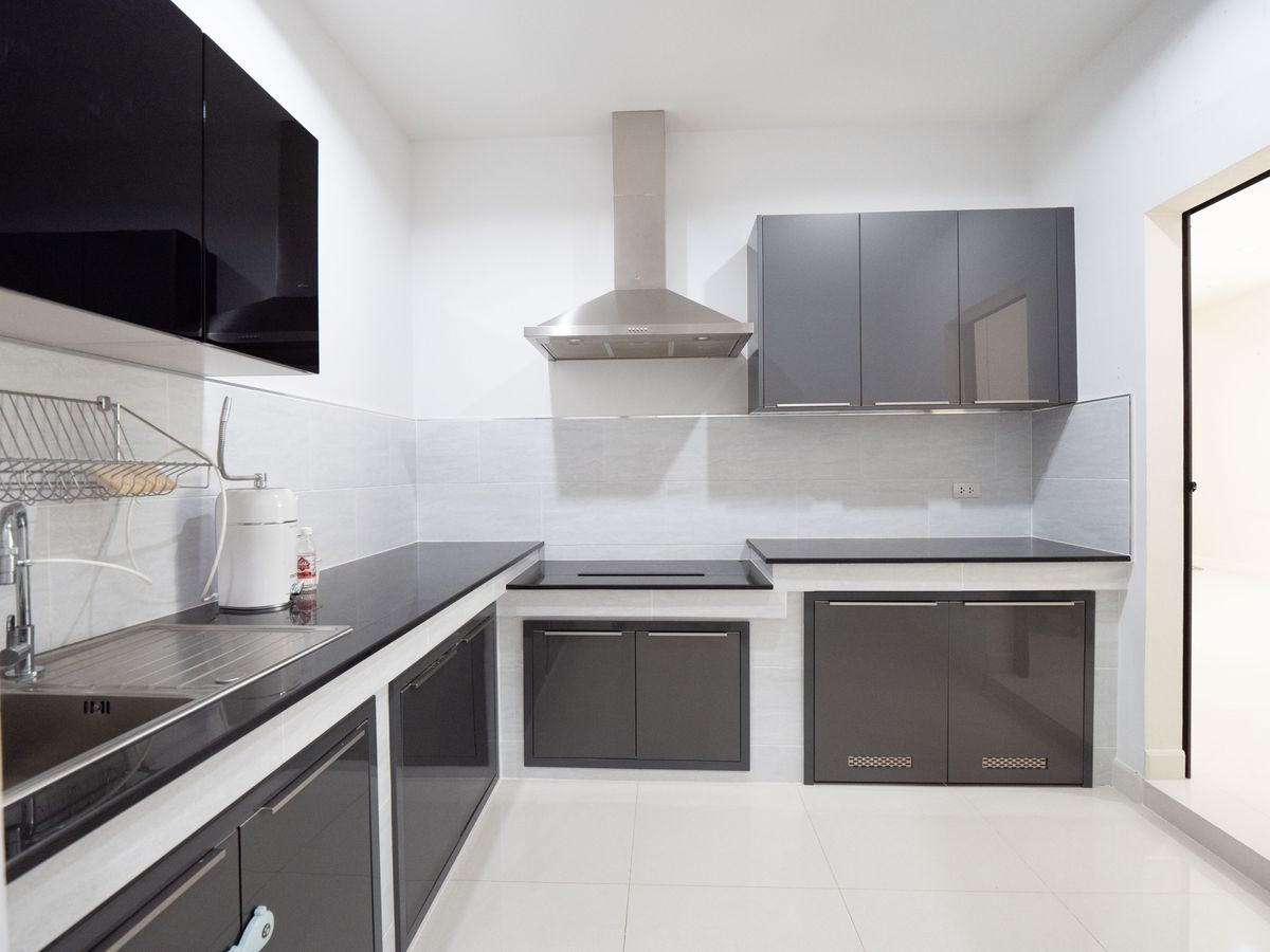 For SaleHouseNonthaburi, Bang Yai, Bangbuathong : House for sale, The City Ratchada - Wongsawang, a large detached house, next to Nakhon In Road, size 75 sq.w., 320 sqm. 4 bedrooms, 4 water, 3 parking, 2 kitchens, 1 housekeeper room like this. The best price in the project is only 19.5 million baht. The 