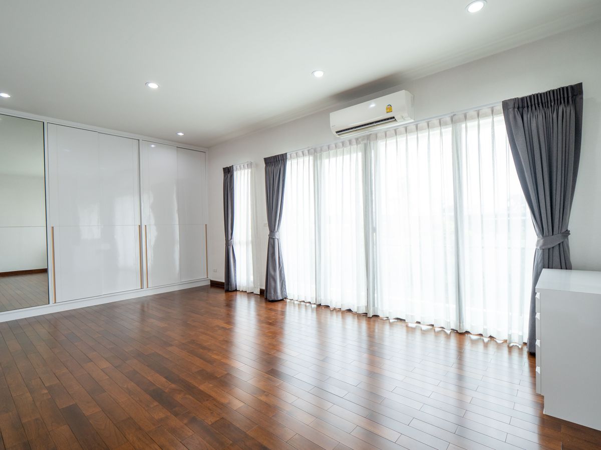 For SaleHouseNonthaburi, Bang Yai, Bangbuathong : House for sale, The City Ratchada - Wongsawang, a large detached house, next to Nakhon In Road, size 75 sq.w., 320 sqm. 4 bedrooms, 4 water, 3 parking, 2 kitchens, 1 housekeeper room like this. The best price in the project is only 19.5 million baht. The 