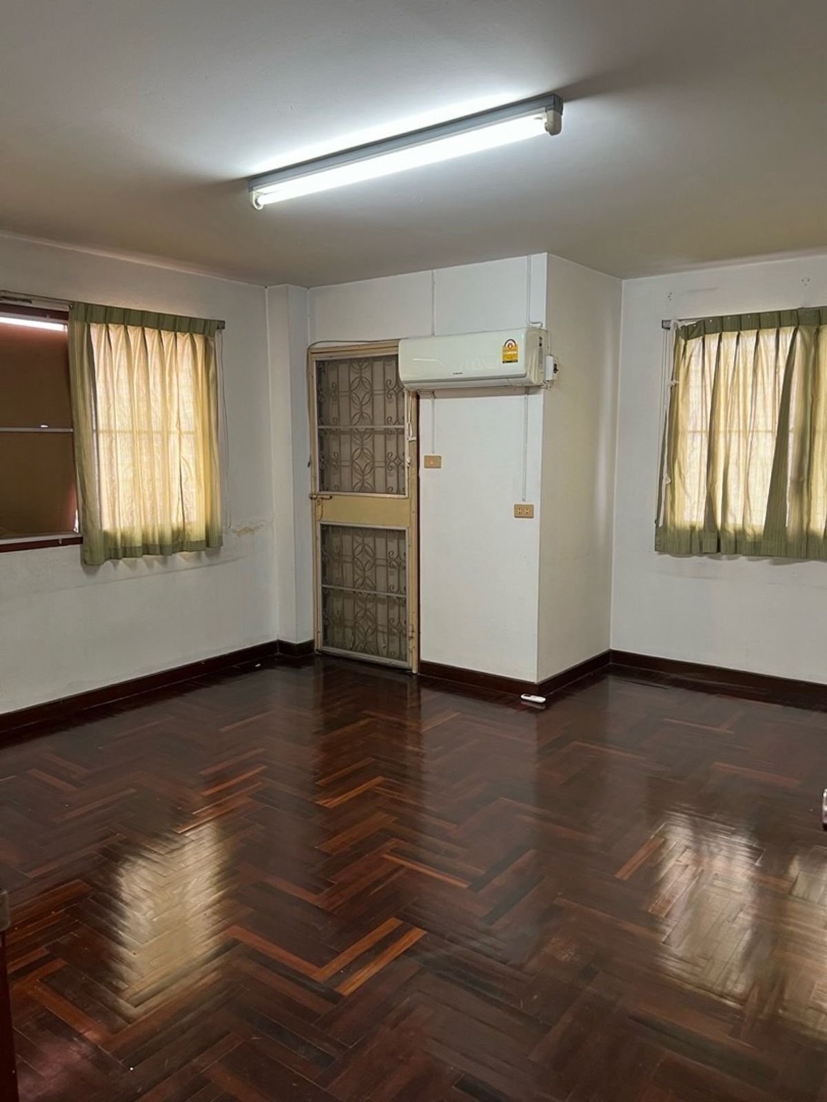 For SaleOfficeBangna, Bearing, Lasalle : 📢👇 4-Storey Building in Bangna-Trad Area – Ideal for Various Business Developments with Convenient Access via Multiple Routes