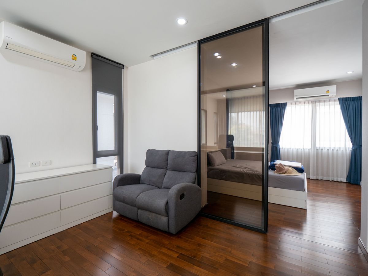 For SaleHouseNonthaburi, Bang Yai, Bangbuathong : House for sale, The City Ratchada - Wongsawang, a large detached house, next to Nakhon In Road, size 75 sq.w., 320 sqm. 4 bedrooms, 4 water, 3 parking, 2 kitchens, 1 housekeeper room like this. The best price in the project is only 19.5 million baht. The 