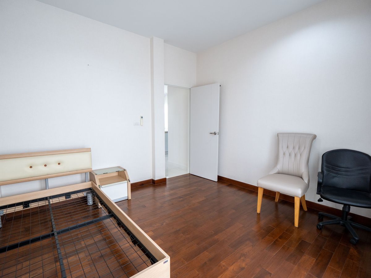 For SaleHouseNonthaburi, Bang Yai, Bangbuathong : House for sale, The City Ratchada - Wongsawang, a large detached house, next to Nakhon In Road, size 75 sq.w., 320 sqm. 4 bedrooms, 4 water, 3 parking, 2 kitchens, 1 housekeeper room like this. The best price in the project is only 19.5 million baht. The 