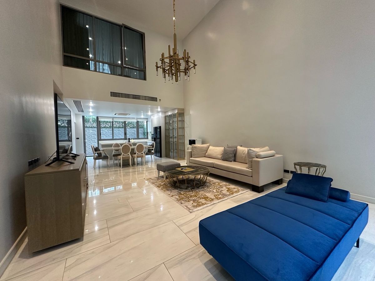ให้เช่าทาวน์โฮมสุขุมวิท อโศก ทองหล่อ : Rental : Quarter 39 , 4 Bed 5 Bath 1 Maid's room , 500 Sq.m , 5th Floor 
⭐️Private elevator ⭐️