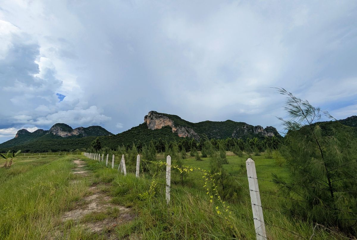 For SaleLandHuahin, Prachuap Khiri Khan, Pran Buri : Land for sale next to Sam Roi Yot Park. Beautiful views surrounded by 6-3-62 rai of mountains.