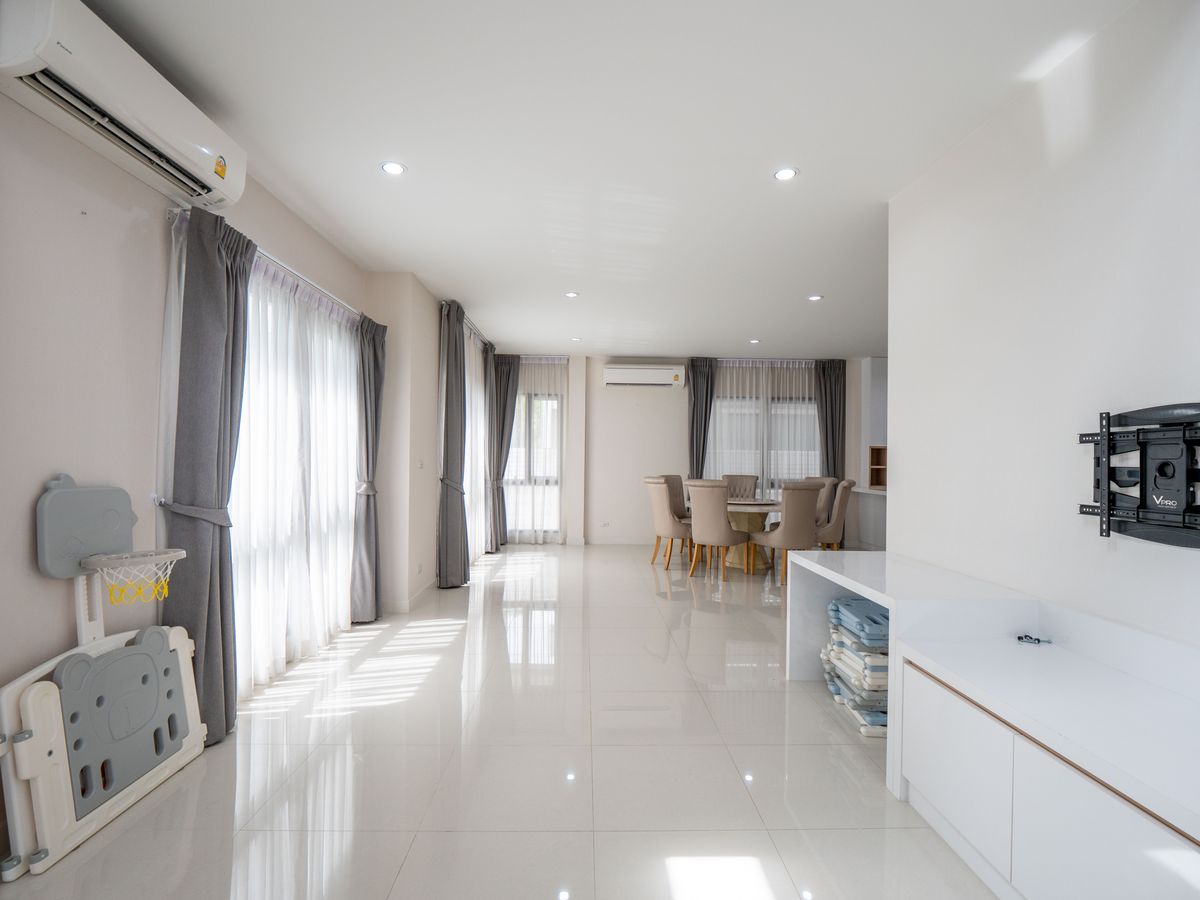 For SaleHouseNonthaburi, Bang Yai, Bangbuathong : House for sale, The City Ratchada - Wongsawang, a large detached house, next to Nakhon In Road, size 75 sq.w., 320 sqm. 4 bedrooms, 4 water, 3 parking, 2 kitchens, 1 housekeeper room like this. The best price in the project is only 19.5 million baht. The 