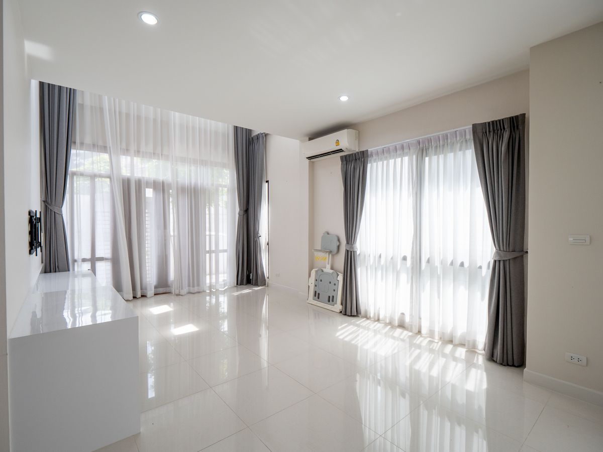 For SaleHouseNonthaburi, Bang Yai, Bangbuathong : House for sale, The City Ratchada - Wongsawang, a large detached house, next to Nakhon In Road, size 75 sq.w., 320 sqm. 4 bedrooms, 4 water, 3 parking, 2 kitchens, 1 housekeeper room like this. The best price in the project is only 19.5 million baht. The 