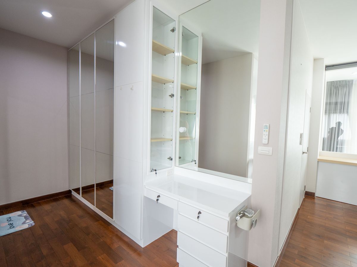 For SaleHouseNonthaburi, Bang Yai, Bangbuathong : House for sale, The City Ratchada - Wongsawang, a large detached house, next to Nakhon In Road, size 75 sq.w., 320 sqm. 4 bedrooms, 4 water, 3 parking, 2 kitchens, 1 housekeeper room like this. The best price in the project is only 19.5 million baht. The 