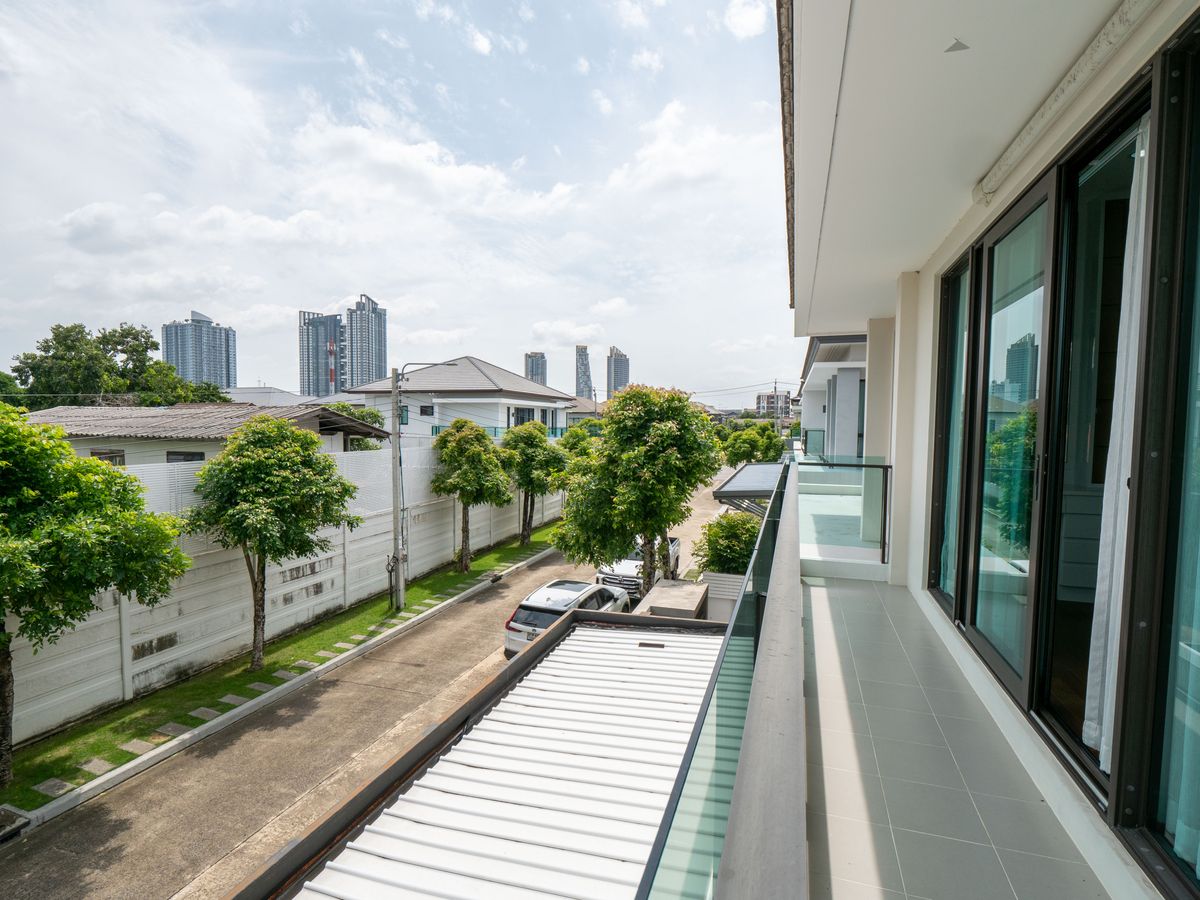 For SaleHouseNonthaburi, Bang Yai, Bangbuathong : House for sale, The City Ratchada - Wongsawang, a large detached house, next to Nakhon In Road, size 75 sq.w., 320 sqm. 4 bedrooms, 4 water, 3 parking, 2 kitchens, 1 housekeeper room like this. The best price in the project is only 19.5 million baht. The 