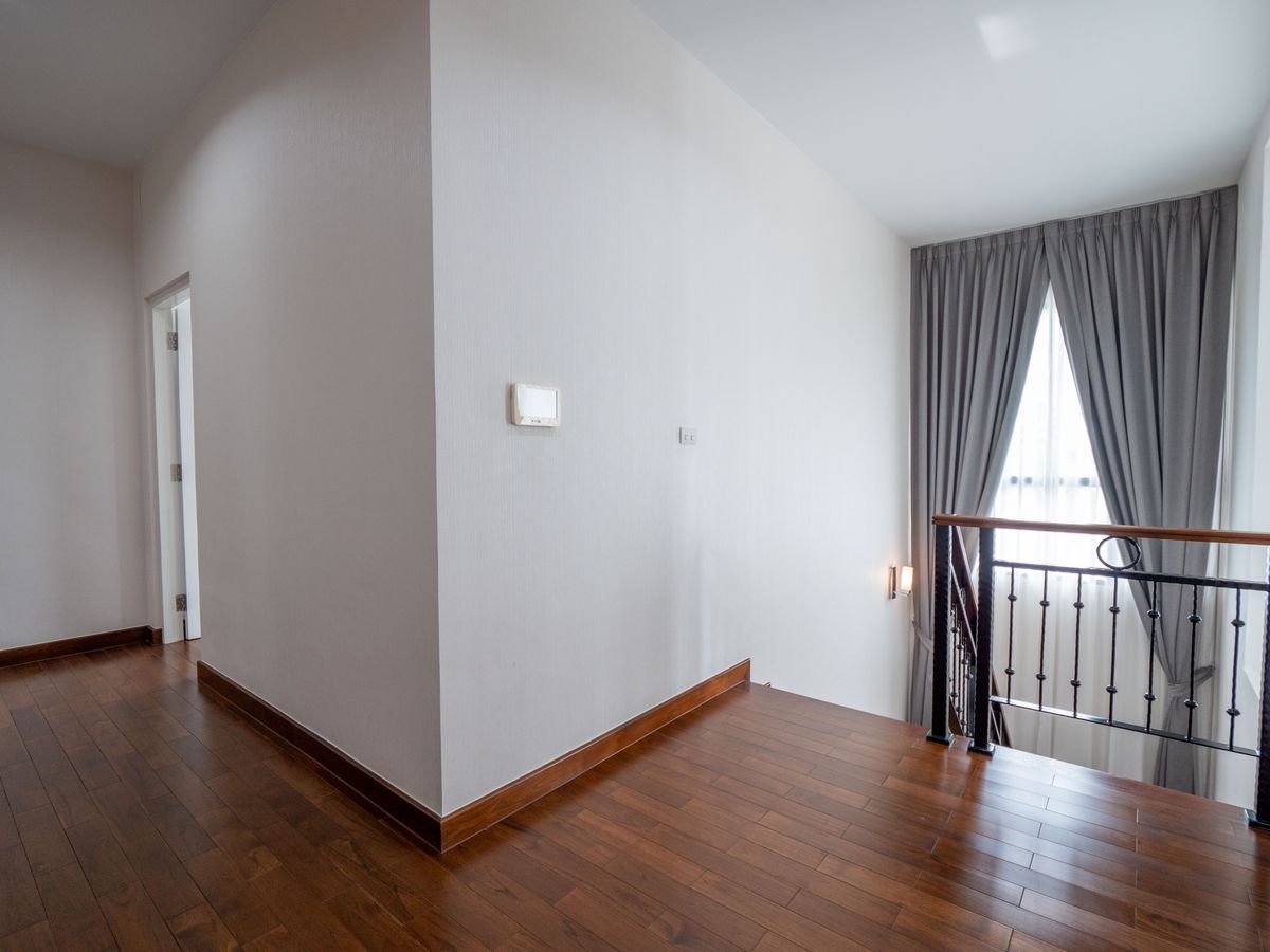 For SaleHouseNonthaburi, Bang Yai, Bangbuathong : House for sale, The City Ratchada - Wongsawang, a large detached house, next to Nakhon In Road, size 75 sq.w., 320 sqm. 4 bedrooms, 4 water, 3 parking, 2 kitchens, 1 housekeeper room like this. The best price in the project is only 19.5 million baht. The 