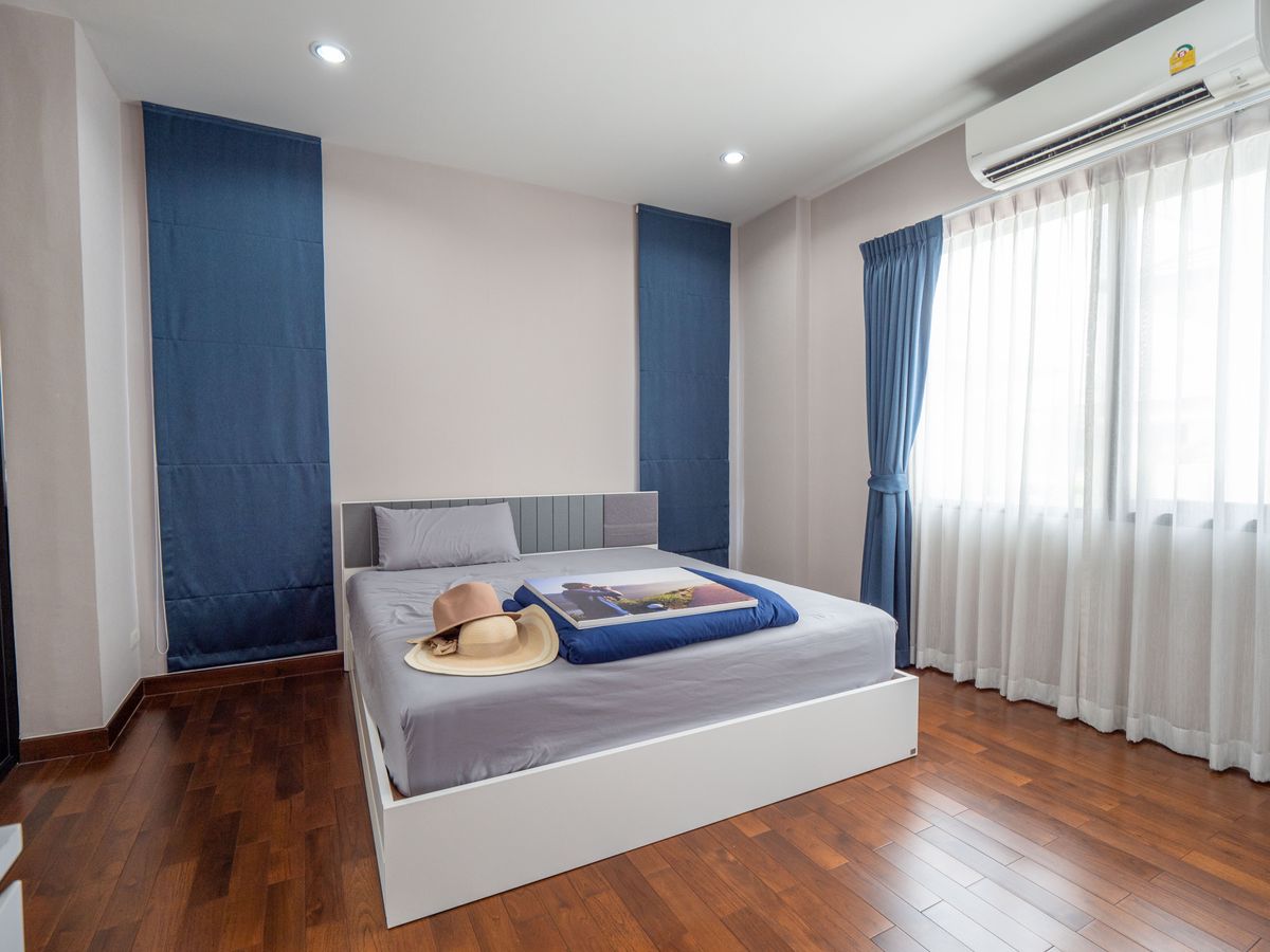 For SaleHouseNonthaburi, Bang Yai, Bangbuathong : House for sale, The City Ratchada - Wongsawang, a large detached house, next to Nakhon In Road, size 75 sq.w., 320 sqm. 4 bedrooms, 4 water, 3 parking, 2 kitchens, 1 housekeeper room like this. The best price in the project is only 19.5 million baht. The 