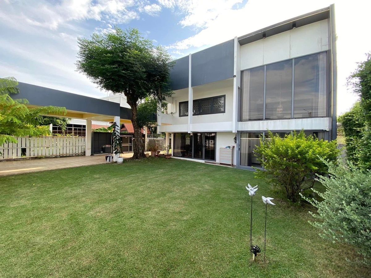 For RentHouseChaengwatana, Muangthong : house 100sq.w. at Soi Chaeng Watthana 14. Pet friendly, suitable for office use or company registration.